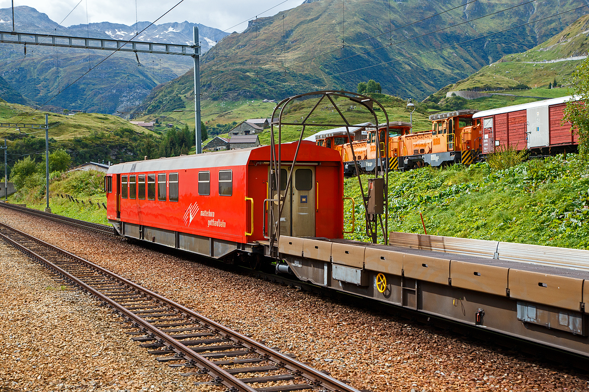 Der vierachsige Steuerwagen 2. Klasse mit Gepckabteil MGB BDt 4362 Furkabasistunnel der Matterhorn-Gotthard Bahn, ex FO BDt 4362 Furka-Oberalp Bahn), der Serie BDt 4361 bis 4363 fr die Autotransportzge durch den Furka-Basistunnel abgestellt am 07.09.2021 mit einem Autotransportzug beim Bahnhof Realp (1.538 m . M.). Diese Wagen wurden aufgebaut auf Autowagen-Untergestelle.

Fr die ROLLENDE STRASSE durch den Furka-Basistunnel beschaffte die Furka-Oberalp Bahn 1980 zwei komplette Zugkompositionen jeweils bestehend aus einer Zuglok Ge 4/4 III 81 oder 82, 2 Rampenwagen, 6 Transportwagen (Verladewagen) und 1 Steuerwagen. Seit der Wintersaison 1982 verkehren diese Zge mit hoher Auslastung. Die Gesamtlnge des Zuges betrgt 201 Meter. Um auch Busse und LKW durch den Tunnel transportieren zu knnen, wurde das entsprechende Wagenprofil der Vollspur von SBB bzw. BLS gewhlt. Die maximale, nutzbare Hhe betrgt 4,50 Meter und die Breite 2,70 Meter.

TECHNISCHE DATEN:
Vierachsiger Steuerwagen 2. Klasse mit Gepckabteil
FO, Serie BDt 4361 - 4363
Anzahl:  3
Baujahr:  1980 und 1984
Hersteller:  SWS Schieren
Gewicht:  24,4 t
Ladegewicht:  6,6 t
Sitzpltze:  47
Stehpltze:  66
Breite des Wagenkastens:  2.760 mm
Hchstgeschwindigkeit:  90 km/h
Bremsen  Oe, La, mFB, VL