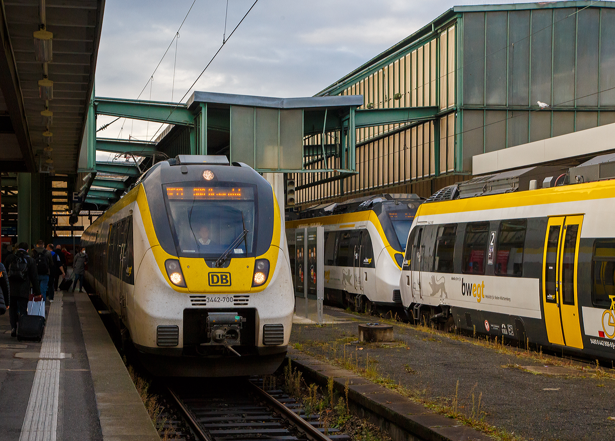 Der vierteilige Bombardier Talent 2 – DB 3442-700 / 3442-200 „Crailsheim-„ der DB Regio Baden-Württemberg steht am 26..10.2021, als RE 19 nach Schwäbisch Hall-Hessental, im Hauptbahnhof Stuttgart zur Abfahrt bereit.

Die Talent 2 Triebwagen im „bwegt“-Design wurden Mitte 2017 für das Netz Gäu-Murr von DB-Regio Baden-Württemberg in Dienst gestellt. Außergewöhnlich ist das gelb/ schwarz/ weiße Farbschema der Fahrzeuge, die als markantes Detail den Löwen des Landeswappens Baden-Württembergs führen. Das Design des Innenraums rundet das Erscheinungsbild im „bwegt“-Stil ab. Insgesamt sind 16 vierteilige Talent 2 für das Netz Gäu-Murr im Einsatz.

Die Triebwagen für das Netz Gäu-Murr verfügen über großzügig ausgelegte Mehrzweckbereiche für die Fahrradmitnahme, Kinderwägen und Rollstuhlfahrer. In den 4-teiligen Fahrzeugen steht jeweils eine behindertengerechte Toilette zur Verfügung.

TECHNISCHE DATEN vierteilige ET :
Hersteller: Bombardier Transportation
Spurweite: 1.435 mm (Normalspur)
Achsfolge:  Bo’2’Bo’2’Bo’
Länge über Kupplung: 72,3m
Achsabstand im Drehgestell (Enddrehgestell): 2.300 mm
Achsabstand im Drehgestell (Jacobsdrehgestell) : 2.800 mm
Leergewicht: 142t
Dienstgewicht: 162 t
Höchstgeschwindigkeit: 160 km/h
Stundenleistung: 3.030 kW
Raddurchmesser: 840 mm (neu)
Stromübertragung: Oberleitung, Stromabnehmer DSA 200
Kupplung: Scharfenbergkupplung
Einstiegshöhe: 800mm
