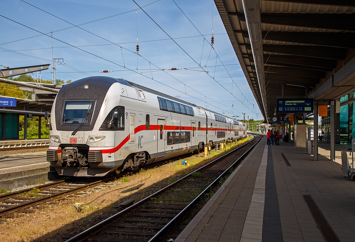 Der vierteilige Stadler KISS - IC2 4113 der Baureihe 4110 (ex Westbahn) der DB Fernverkehr AG hat am 16.05.2022, als IC 2274 von Dresden Hbf, via Berlin Hbf und Waren(Mritz) den Hbf Rostock, erreicht. 

Diese vierteilige Stadler KISS - Garnitur IC 4113 besteht aus 93 85 4110 113-6 CH-DB / 93 85 4110 413-0 CH-DB / 93 85 4110 513-7 CH-DB / 93 85 4110 613-5 CH-DB. 

Die Triebzge wurden 2017 von der Stadler Rail AG fr die sterreichische WESTbahn gebaut, seit Dezember 2019 sind, 9 dieser KISS. bei der DB Fernverkehr AG. Nach Anpassungen erfolgte die Betriebsaufnahme im Mrz 2020. Diese Triebzge sind in der Schweiz eingestellt/registriert und haben die Zulassungen fr die Schweiz, sterreich und Deutschland. Eigentlich wollte die DB die Zge um ein Wagenteil verlngern, da dies aber eine komplette neue Zulassung durch das EBA erfordert htte, hat man davon Abstand genommen. 

 KISS  - das heit: Komfortabler Innovativer Spurtstarker S-Bahn-Zug. Aber nicht nur die DB Regio AG setzt auf die  KISS -Doppelstockzge des Schweizer Herstellers Stadler Rail bzw. Stadler Pankow, auch DB Fernverkehr erweitert seine Intercity 2-Flotte durch den Kauf von 17 hochwertigen gebrauchten Doppelstockzgen dieses Typs, die bisher bei der sterreichischen Westbahn im Einsatz waren. Die Fahrzeuge sind grtenteils erst zwei Jahre alt und haben bei den Kunden in sterreich hchste Zufriedenheitswerte erreicht.

Ursprnglich wurde das Fahrzeugkonzept fr S-Bahnen entwickelt. Lngst ist die KISS-Plattform aber weiterentwickelt worden fr schnelle Regional-Express-Linien und es gibt sogar eine Fernverkehrsvariante mit sehr komfortabler Innenausstattung und einer Druckertchtigung fr das Befahren von Tunnels mit 200 km/h und einem entgegenkommenden 300 km/h-Zug. Mit einer S-Bahn hat das nur noch in einer Disziplin zu tun: Nmlich eine enorm gute Beschleunigung!

Die hochwertigen Kiss-Zge, die bisher bei der Westbahn fuhren, sind bis zu 200 km/h schnell und bestehen aus vier bzw. sechs Wagen. Nach den Anpassungen fr den Intercity-Einsatz verfgen sie ber rund 300 bzw. 470 Sitzpltze. Auf zwei Etagen gibt es komfortable Sitzlandschaften und viel Bewegungsfreiheit. Die Fahrzeuge sind mit WLAN und Steckdosen (je Sitzplatz eine) ausgestattet sowie einem modernen Fahrgastinformationssystem. Auch ein gastronomischer Service mit heien und kalten Getrnken, sen und herzhaften Snacks sowie frischen Baguettes ist vorgesehen. Die vorhandenen Bereiche fr Reisende mit Mobilittseinschrnkungen, fr Gepck und Fahrrder werden entsprechend blicher DB-Standards sukzessive erweitert.

Zahlen, Daten, Fakten:
Betriebsaufnahme: Mrz 2020 
Zugkonzept: Doppelstock-Triebwagen 
Hersteller: Stadler Rail 
Anzahl Zge: 9 
Anzahl Wagen pro Zug: 4 (2 angetriebene Endwagen und 2 Mittelwagen) 
Zuglnge: 100 Meter 
Zugelassene Hchstgeschwindigkeit: 200 km/h 
Leistung eines Triebzuges: 4.000 kW Dauerlast, 6.000 kW Spitzenlast
