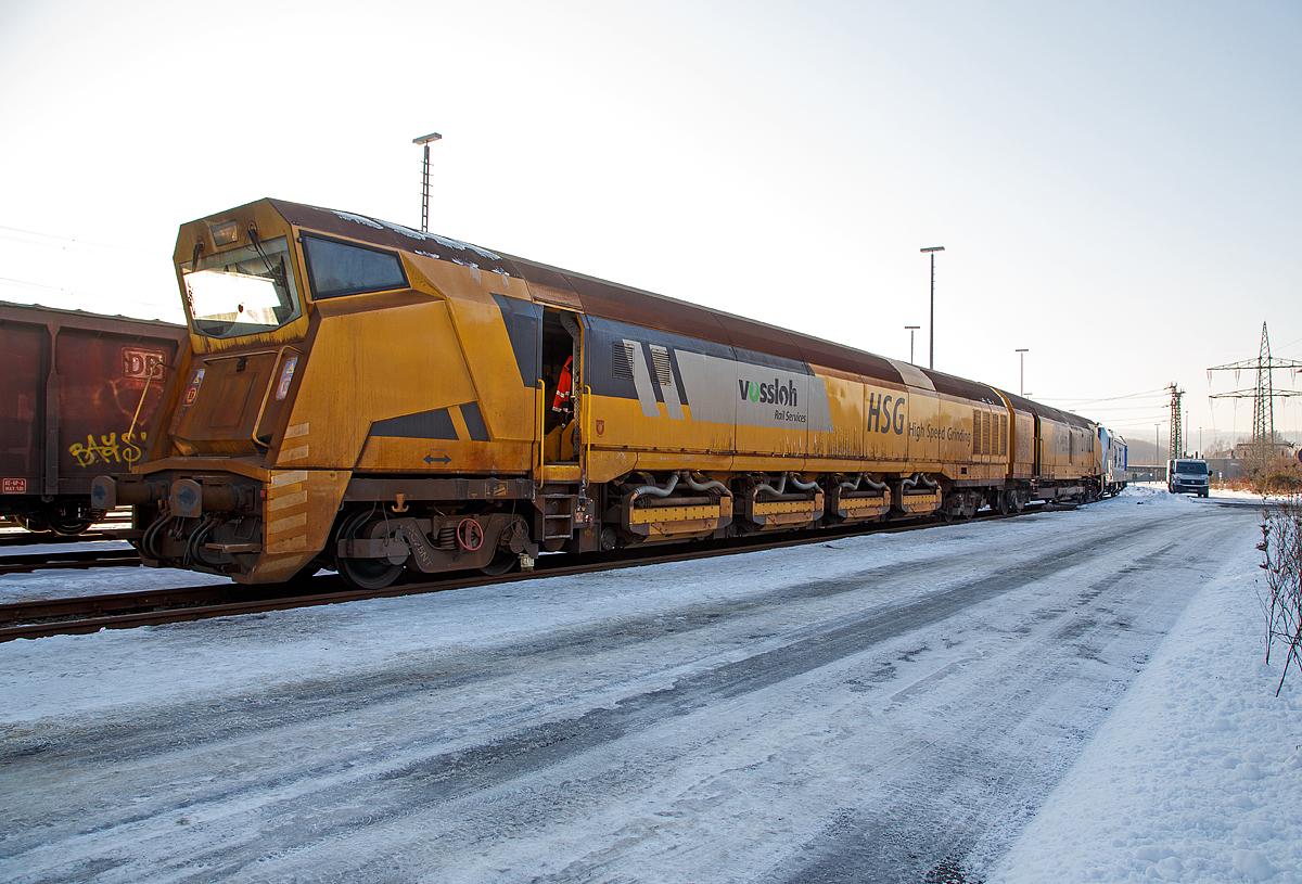 
Der Vossloh Hochgeschwindigkeitsschleifzug HSG - 2 (Vossloh High Speed Grinding), Schweres Nebenfahrzeug Nr. D-VMRS 9980 9527 002-6, der Vossloh Mobile Rail Services GmbH (Bützow), abgestellt am 22.01.2017 beim ICE-Bahnhof Montabaur.

Der Schleifzug wurde von Vossloh unter der Fabriknummer HSG-2-02 im Jahr 2012 gebaut. Die EBA-Nummer ist 10 C04A002.
   
Das Vossloh High Speed Grinding (HSG) ist eine innovatives und neuartiges Schienenschleifverfahren, dessen herausragendes Merkmal die weltweit einzigartige Arbeitsgeschwindigkeit von 80 km/h ist. Dadurch ist die Bearbeitung von Schienen ohne betriebsbehindernde Sperrpausen möglich. Hauptanwendungsbereich ist das präventive Schleifen zur Vermeidung von Rollkontaktschäden und Verriffelung.

TECHNISCHE DATEN:
Spurweite: 1.435 mm
Achsfolge:  unbek.
Anzahl der Achsen: 8 (in 4 Drehgestelle, vom Typ ELH RC25NT)
Länge über Puffer:  37.000 mm (18,50 m / 18,50 m)
Drehzapfenabstand: 2 x 14.600 mm
Achsabstand im Drehgestell: 1.800 mm 
Eigengewicht:  120.000 kg
Nutzlast: 32 t
max. Achslast: 23 t (Zul. Streckenklasse C2/CM2 und höher)
Höchstgeschwindigkeit: 120 km/h (Im Schleifbetrieb 80 km/h)
Motorleistung: unbek.
Laufkreisdurchmesser: 920 m
Kleister befahrbarer Gleisbogen: R 150 m
Zur Mitfahrt zugel. Personen: 5
Max. Anhängelast: - t
Tankinhalt: 3.600 l (Diesel)
Arbeitsrichtung: beidseitig
Anzahl der Schleifsteine: 96

Mit dem Hochgeschwindigkeitsschleifzug HSG-2 ermöglicht Vossloh den Netzbetreibern Schienenpflege im Fahrplan. Der gezielte Abtrag der aufgehärteten Schienenoberfläche mit High Speed Grinding beugt Head Checks oder Verriffelungen vor, und die stufenlose Anpassung der Schleifaggregate bietet eine Optimierung des Schienenquerprofils – bei bis zu 80 km/h Arbeitsgeschwindigkeit!  
Die Absaugtechnik fängt den Materialabtrag auf; die Staubbehälter fassen sechs Tonnen. Der Prozess wird exakt überwacht, und die Arbeitsergebnisse werden dokumentiert. Dank modularer Bauweise lassen sich zudem zwei Schleifzüge zu einer noch leistungsfähigeren twin-Version koppeln.

Prinzip:
High Speed Grinding basiert auf dem Prinzip des Umfangsschleifens, wobei alle Schleifkörper der Maschine passiv angetrieben (durch die Fahrbewegung) und hydraulisch zugestellt werden. Dieses patentierte Verfahren ermöglicht Arbeitsgeschwindigkeiten von bis zu 100 km/h. Der Abtrag von 0,1 mm wird routinemäßig durch drei Überfahrten (2x Schrupp-, 1x Schlichtmodus) sichergestellt.

Maschinenleistung:
Abtrag: ca. 50 µm pro Überfahrt, Rauhigkeit Ra < 8 µm
Arbeitsgeschwindigkeit: 60 bis 100 km/h (Normal 80 km/h)
Reichweite: ca. 100 km pro Schicht
Weichen werden ohne Einschränkung durchfahren, von der Bearbeitung aber ausgespart, Schaltmittel/Bahnübergänge müssen nicht ausgebaut werden.

Einsatzgebiete für das High Speed Grinding sind:
Präventivschleifen:  Vermeidung von Rollkontaktermüdungsschäden durch regelmäßiges Entfernen der ermüdeten Schienenoberfläche, dadurch dauerhaft gute Qualität des Fahrwegs. Der Arbeitsbetrieb erfolgt im Fahrplan. 

Walzhautschleifen: Zweck des Walzhaut- oder Erstlagenschliffs ist die Verzögerung von Riffelbildung sowie die Beseitigung bauseitig entstandener Schienenfehler. Hierbei werden 0,2 bis 0,3 mm von der Schienenoberfläche entfernt, welches in 5 bis 6 Überfahrten bei geringster Baubehinderung geschieht.

Akustikschleifen: Instandhaltung der Fahrflächenebenheit bedeutet, dies bedeutet Reduzierung des durchschnittlichen Schienenlärms durch regelmäßige Schienenpflege, zudem Minimierung von Verriffelungen und Schlupfwellen.

Schmierfilmbeseitigung: Herbstliche, durch Laub verursachte Schmierfilme auf der Schiene führen alljährlich zu erheblichen Betriebsproblemen. Auch andere Schmierfilme, beispielsweise durch Industrieansiedlungen an der Strecke und deren Luftverunreinigungen verursacht, können Probleme bei der Anfahrt oder beim Bremsen verursachen. Zudem kann die Signalgebung beeinträchtigt werden.

Quelle: Vossloh Rail Service GmbH und eigene Sichtung.