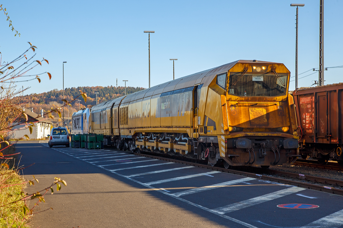 
Der Vossloh Hochgeschwindigkeitsschleifzug HSG – 2, Schweres Nebenfahrzeug Nr. 99 80 9527 003-4 D-VMRS, der Vossloh High Speed Grinding GmbH (Bützow), abgestellt am 18.11.2018 beim ICE-Bahnhof Montabaur.

Der Schleifzug wurde 2015 von Vossloh unter der Fabriknummer HSG-2-03 gebaut. Die EBA-Nummer lautet 10 C04A003.

Einfache Schieneninstandhaltung im Fahrplan.
Achslasten, hohe Geschwindigkeiten, Lasttonnen aber auch starkes Beschleunigen und Bremsen führen durch den Rad-Schiene-Kontakt zu Defekten, etwa in Form von Head Checks, Riffeln oder Schlupfwellen an der Schiene. 

Das Vossloh High Speed Grinding (HSG) behebt nicht nur leichte bis mittlere Schienenfehler, sondern beugt dem Fehlerwachstum zuverlässig vor und verlängert so die Schienenlebensdauer um bis zu 100 %. Dank der hohen Arbeitsgeschwindigkeit des HSG-2 von bis zu 80 km/h lässt er sich flexibel in den Fahrplan einpassen, ganz ohne Streckensperrungen und Streckenvorbereitungen. Die revolutionäre Technik des HSG-2 ermöglicht Non-Stop Schleifen von bis zu 60 km Schienenstrecke, sorgt darüber hinaus für nahezu funken- und staubfreies Arbeiten und mindert effektiv Geräuschemissionen durch Zugverkehr von 3 bis 10 Dezibel.

Neben der reinen Schienenbearbeitung ist der Schleifwagen auch Diagnosefahrzeug. Der mit Messtechnik ausgerüstete HSG-2 erfasst bei jeder Überfahrt den Schienenzustand und schafft so die Daten-Basis für Smart Maintenance, unser revolutionär effizientes Instandhaltungs-Konzept .

TECHNISCHE DATEN:
Spurweite: 1.435 mm
Achsfolge:  unbek.
Anzahl der Achsen: 8 (in 4 Drehgestelle, vom Typ ELH RC25NT)
Länge über Puffer:  44.280 mm 
Drehzapfenabstand: 2 x 14.600 mm
Achsabstand im Drehgestell: 1.800 mm 
Eigengewicht:  120.000 kg
Nutzlast: 32 t
max. Achslast: 23 t (Zul. Streckenklasse C2/CM2 und höher)
Höchstgeschwindigkeit: 120 km/h (Im Schleifbetrieb 80 km/h)
Motorleistung: unbek.
Laufkreisdurchmesser: 920 m
Kleister befahrbarer Gleisbogen: R 150 m
Zur Mitfahrt zugel. Personen: 5
Max. Anhängelast: - t
Tankinhalt: 3.600 l (Diesel)
Arbeitsrichtung: beidseitig
Anzahl der Schleifsteine: 96

Mit dem Hochgeschwindigkeitsschleifzug HSG-2 ermöglicht Vossloh den Netzbetreibern Schienenpflege im Fahrplan. Der gezielte Abtrag der aufgehärteten Schienenoberfläche mit High Speed Grinding beugt Head Checks oder Verriffelungen vor, und die stufenlose Anpassung der Schleifaggregate bietet eine Optimierung des Schienenquerprofils – bei bis zu 80 km/h Arbeitsgeschwindigkeit!  
Die Absaugtechnik fängt den Materialabtrag auf; die Staubbehälter fassen sechs Tonnen. Der Prozess wird exakt überwacht, und die Arbeitsergebnisse werden dokumentiert. Dank modularer Bauweise lassen sich zudem zwei Schleifzüge zu einer noch leistungsfähigeren twin-Version koppeln.

Maschinenleistung:
Abtrag: ca. 50 µm pro Überfahrt, Rauhigkeit Ra < 8 µm
Arbeitsgeschwindigkeit: 60 bis 80 km/h
Reichweite: ca. 100 km pro Schicht
Weichen werden ohne Einschränkung durchfahren, von der Bearbeitung aber ausgespart, Schaltmittel/Bahnübergänge müssen nicht ausgebaut werden.

Quelle: Vossloh Rail Service GmbH und eigene Sichtung.
