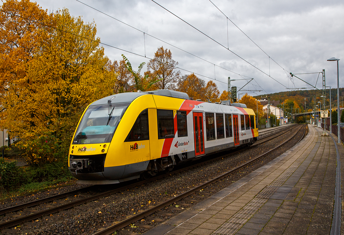 Der VT 203 ABp (95 80 0640 103-7 D-HEB), ein Alstom Coradia LINT 27 der HLB, ex vectus VT 203, verlässt am 22.10.2021, als RB 90 (Umlauf 61717)  Westerwald-Sieg-Bahn  (Siegen - Betzdorf/Sieg – Au/Sieg - Altenkirchen) den Bahnhof Kirchen/Sieg. 

Der Alstom Coradia LINT 27 wurde 2004 von Alstom (vormals Linke-Hofmann-Busch GmbH (LHB) in Salzgitter unter der Fabriknummer 1187-003 gebaut und an die vectus Verkehrsgesellschaft mbH, mit dem Fahrplanwechsel am 14.12.2014 wurden alle Fahrzeuge der vectus nun Eigentum der HLB.
