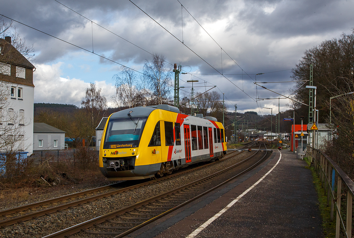 Der VT 205 Abp (95 80 0640 105-2 D-HEB), in Alstom Coradia LINT 27 der HLB (Hessische Landesbahn) am 05.02.2022, als RB 90  Westerwald-Sieg-Bahn  (Siegen - Au/Sieg – Altenkirchen - Westerburg) vom Bf Scheuerfeld (Sieg) weiter in Richtung Au (Sieg). 

Der LINT 27 wurde 2004 von Alstom (ex LHB) in Salzgitter-Watenstedt unter der Fabriknummer 1187-005 gebaut und als VT 205 an die vectus Verkehrsgesellschaft mbH geliefert. Mit dem Fahrplanwechsel zum Dezember 2014 wurden alle Fahrzeuge der vectus von der HLB übernommen.
