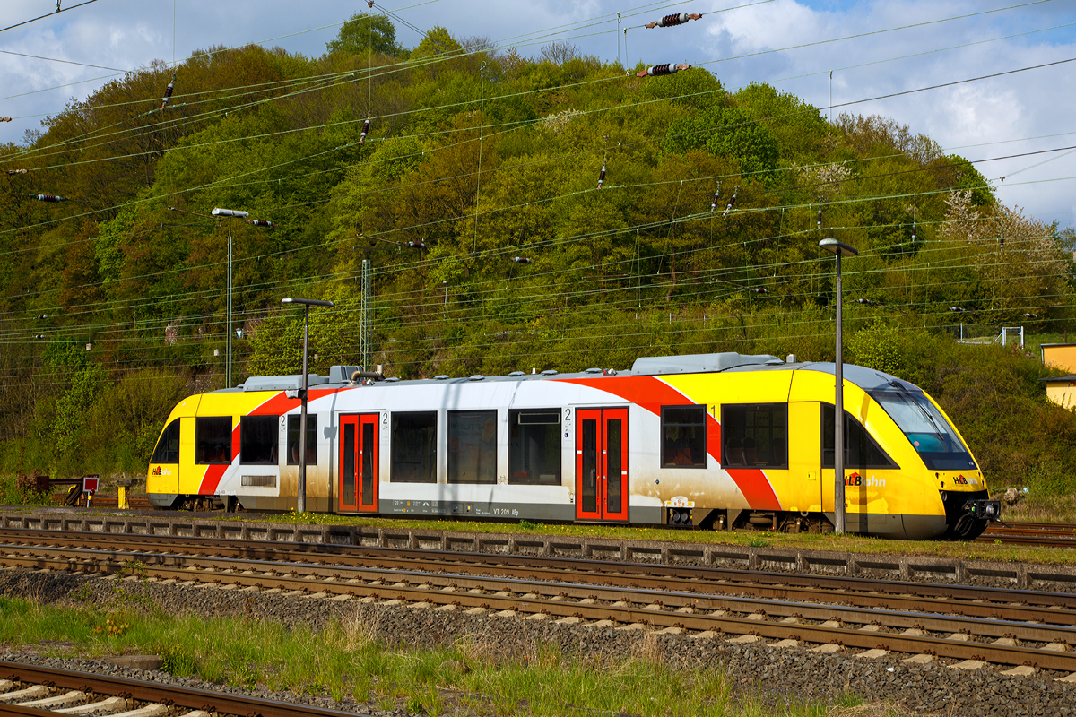 
Der VT 209 ABp (95 80 0640 109-4 D-HEB) ein Alstom Coradia LINT 27 der HLB (Hessische Landesbahn) ist am 01.05.2015 in Dillenburg abgestellt. 

Der Alstom Coradia LINT 27 wurde 2004 von Alstom (vormals Linke-Hofmann-Busch GmbH (LHB) in Salzgitter unter der Fabriknummer 1187-009 gebaut und an die vectus Verkehrsgesellschaft mbH, mit dem Fahrplanwechsel am 14.12.2014 wurden alle Fahrzeuge der vectus nun Eigentum der HLB.