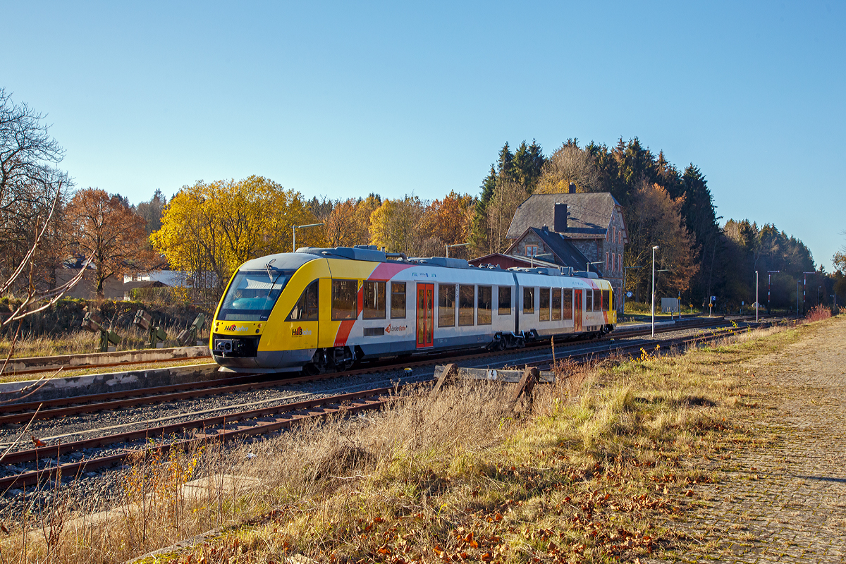 
Der VT 252 (95 80 0648 152-6 D-HEB / 95 80 0648 652-5 D-HEB) ein Alstom Coradia LINT 41 der HLB Hessenbahn GmbH fährt am 18.11.2018, als RB 90   Westerwald-Sieg-Bahn  Siegen-Betzdorf-Au(Sieg)-Altenkirchen-Hachenburg-Westerburg, vom Bahnhof Langenhahn weiter in Richtung Westerburg.