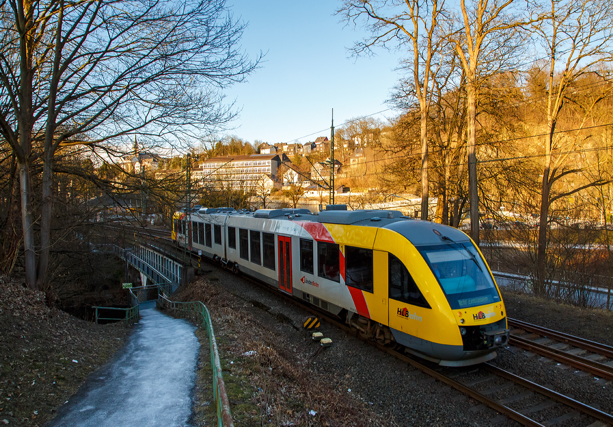 
Der VT 254 (95 80 0648 154-2 D-HEB / 95 80 0648 654-1 D-HEB), ein Alstom Coradia LINT 41 der HLB (Hessische Landesbahn), fährt am 27.02.2018 von Kirchen/Sieg, als RB 90  Westerwald-Sieg-Bahn  (Siegen - Betzdorf - Au - Altenkirchen - Westerburg), weiter in Richtung Betzdorf/Sieg.