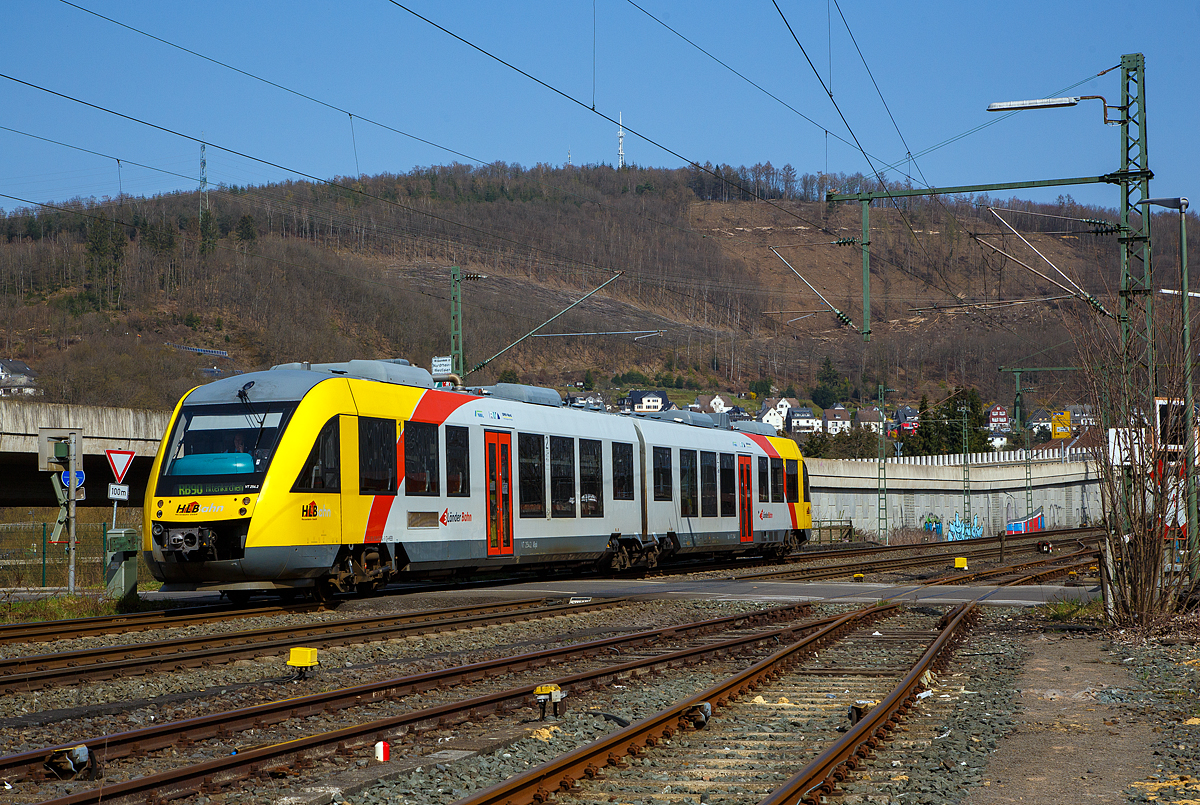 Der VT 254 (95 80 0648 154-2 D-HEB / 95 80 0648 654-1 D-HEB), ein Alstom Coradia LINT 41 der HLB (Hessische Landesbahn), erreicht am 01.04.2021, als RB 90  Westerwald-Sieg-Bahn  (Siegen - Betzdorf - Au - Altenkirchen), den Bahnhof Niederschelden.