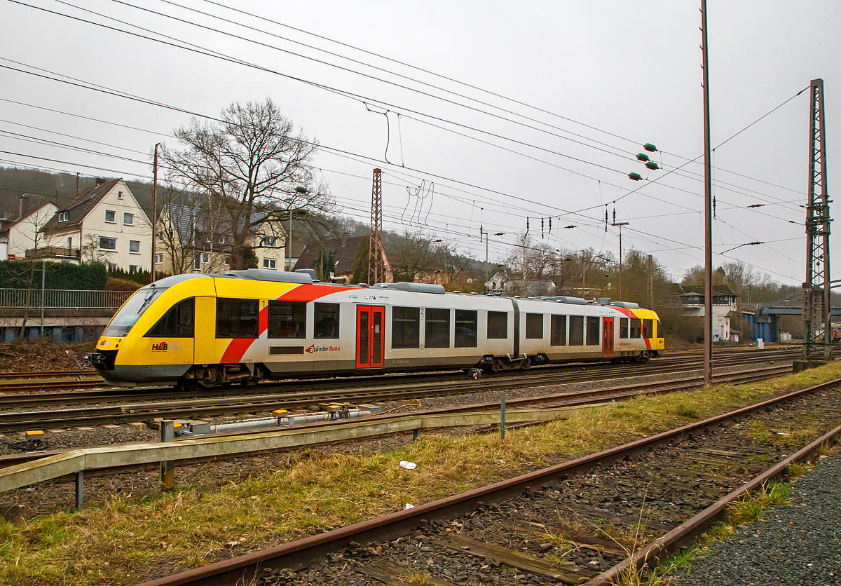 Der VT 254 (95 80 0648 154-2 D-HEB / 95 80 0648 654-1 D-HEB), ein Alstom Coradia LINT 41 der HLB (Hessische Landesbahn), fährt am 25.01.2022 als RB 93  Rothaarbahn  (Betzdorf - Siegen - Kreuztal - Bad Berleburg) und erreicht bald den Bahnhof Kreuztal.

Nochmals einen lieben Gruß an den freundlichen Tf zurück. Es freut mich immer sehr, wenn die Tf´s so freundlich sind.
