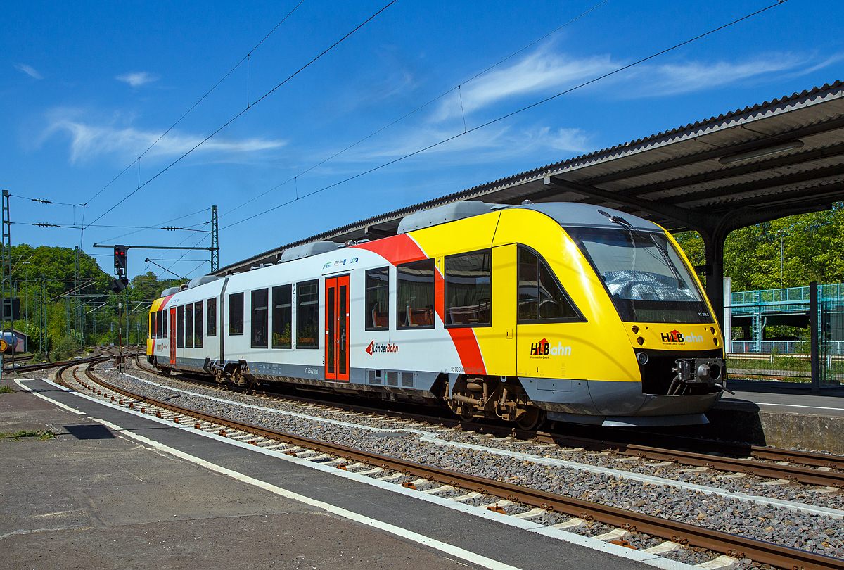 
Der VT 256 ein Alstom Coradia LINT 41 der HLB (Hessische Landesbahn), als RB 90   Westerwald-Sieg-Bahn  (Siegen - Betzdorf - Au - Altenkirchen - Westerburg), am 05.05.2018 beim Halt im Bahnhof Betzdorf(Sieg).