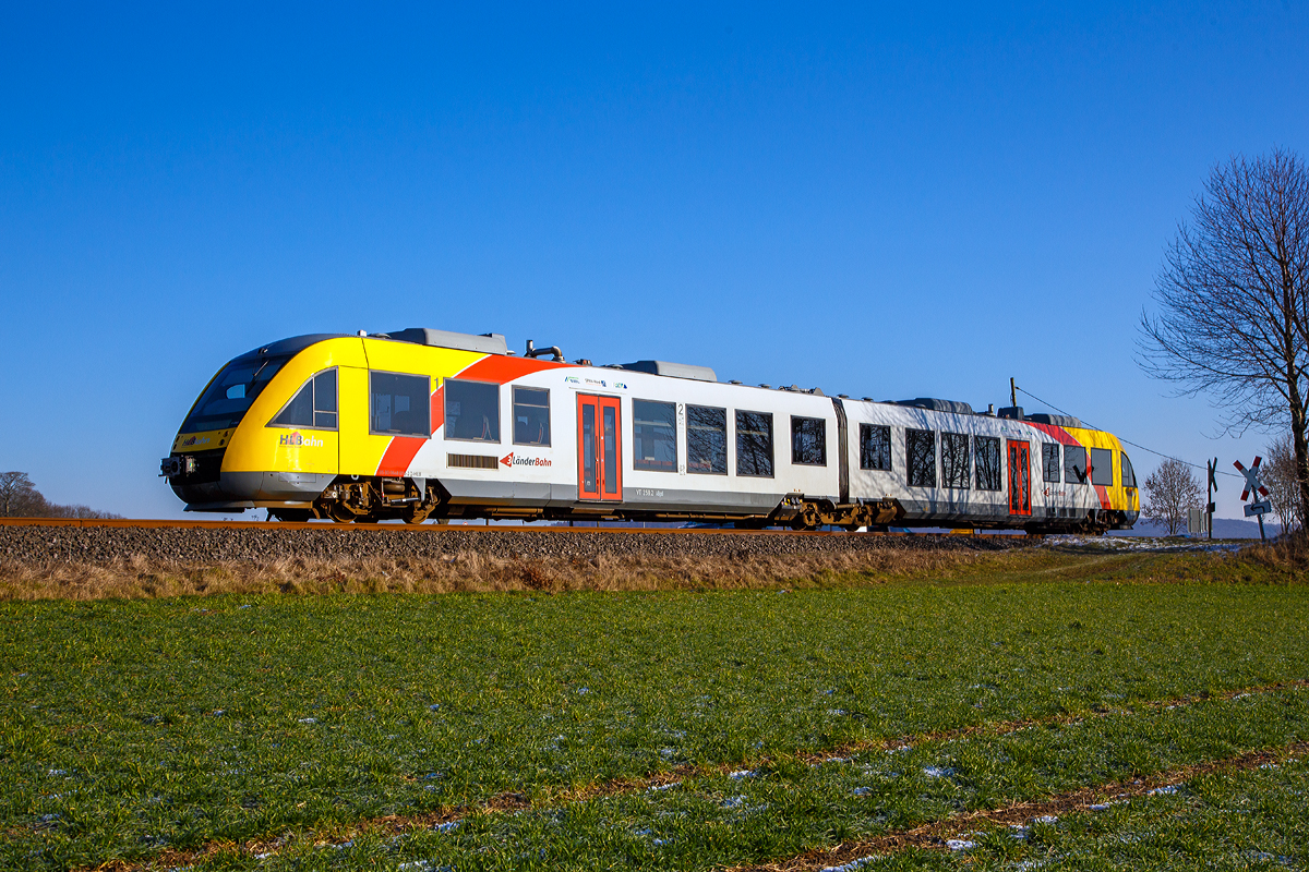 
Der VT 258 (95 80 0648 158-3 D-HEB / 95 80 0648 658-2 D-HEB) ein Alstom Coradia LINT 41 der HLB (Hessische Landesbahn) fährt am 20.01.2019 als RB 90  Westerwald-Sieg-Bahn  (Westerburg - Altenkirchen - Au/Sieg - Siegen) von Hachenburg weiter in Richtung Altenkirchen. 

Er befährt die Oberwesterwaldbahn (KBS 461) zwischen Hachenburg und Ingelbach.  