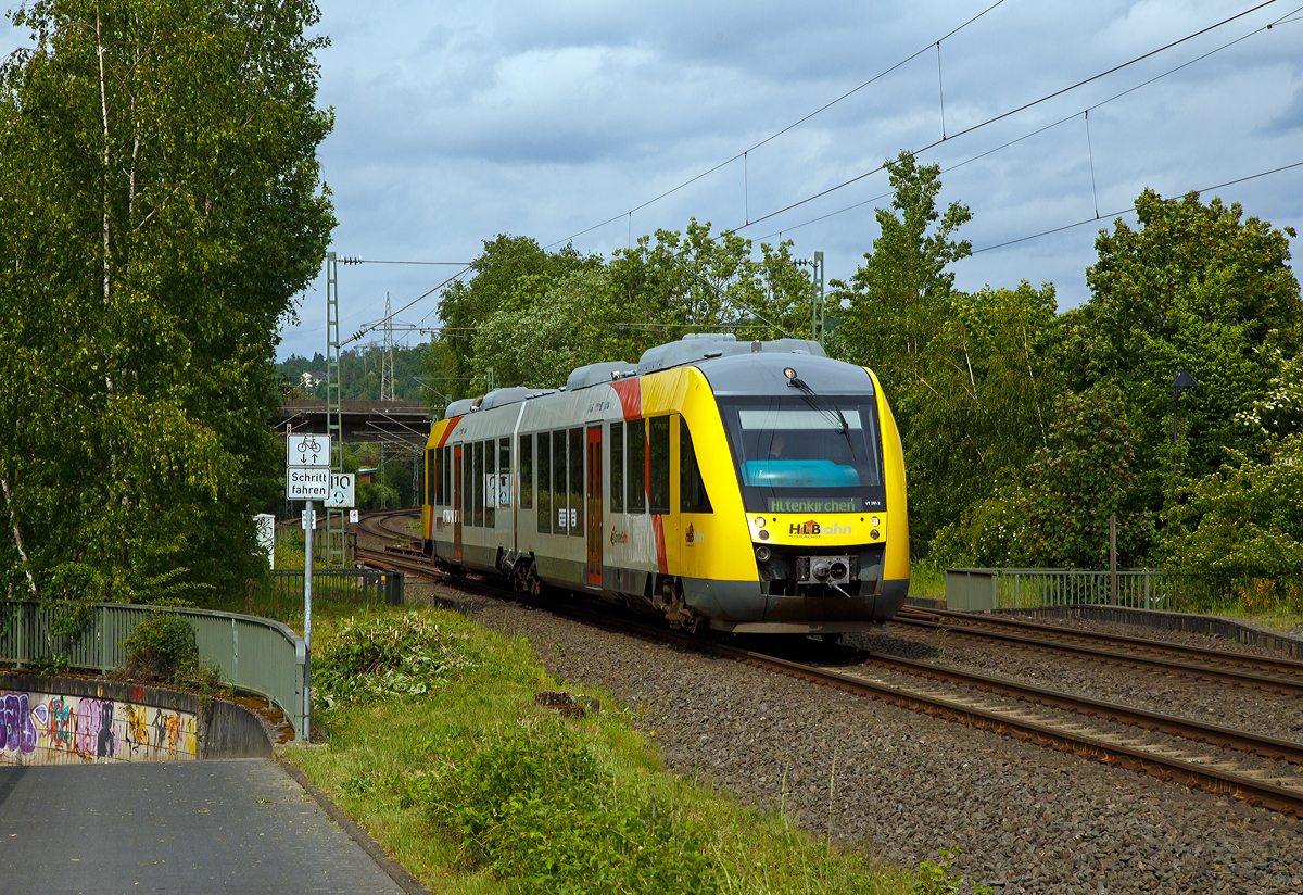 
Der VT 261 (95 80 0648 161-7 D-HEB / 95 80 0648 661-6 D-HEB) ein Alstom Coradia LINT 41 der HLB (Hessische Landesbahn), erreicht am 23.05.2020, als RB 90  Westerwald-Sieg-Bahn  (Siegen - Au/Sieg - Altenkirchen ), bald den Bahnhof Eiserfeld.