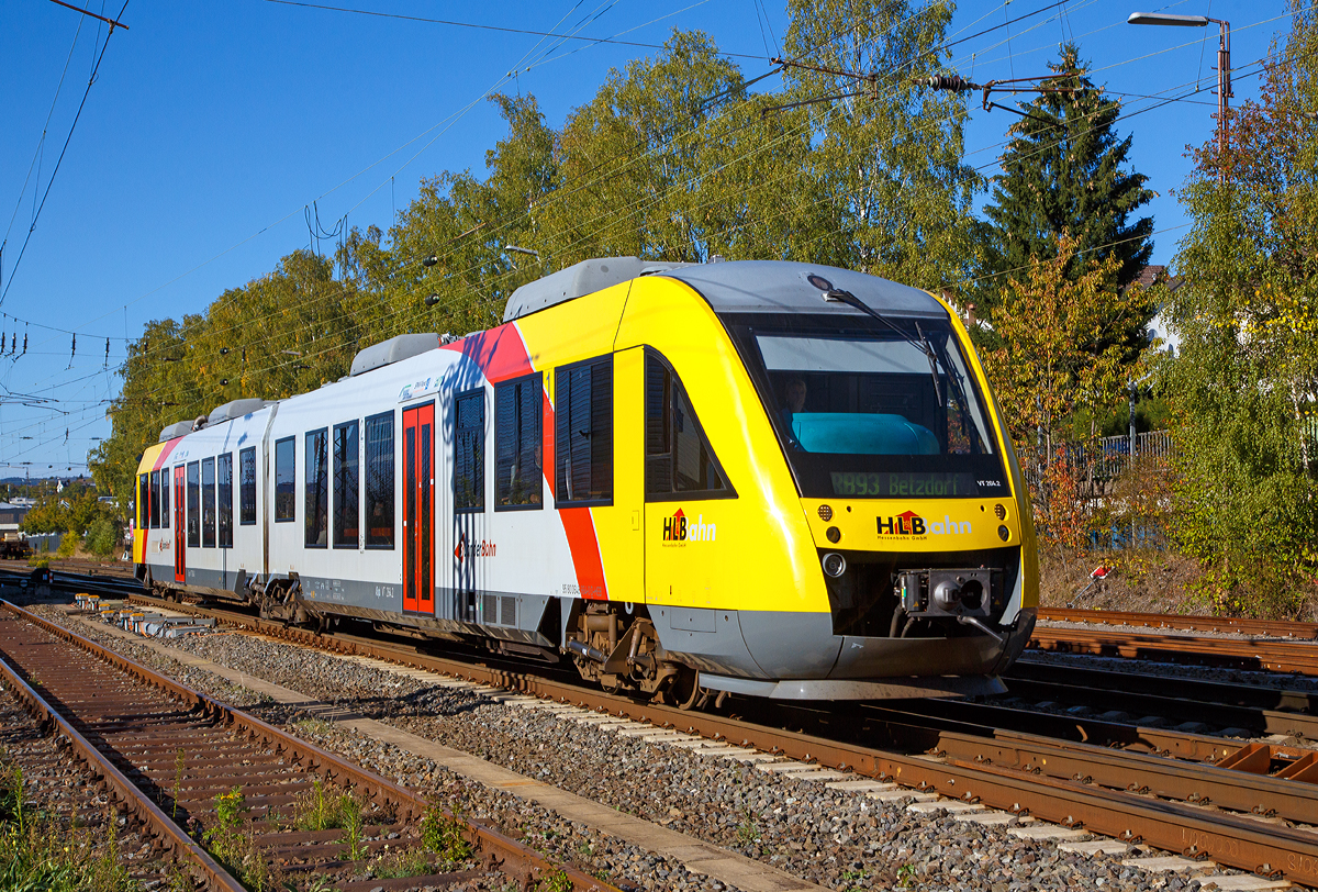 
Der VT 264 (95 80 0648 664-0 D-HEB / 95 80 0648 164-1 D-HEB) ein Alstom Coradia LINT 41 der HLB (Hessische Landesbahn) fährt am 30.09.2018, als RB 93  Rothaarbahn  (Bad Berleburg - Kreuztal - Siegen - Betzdorf), von Kreuztal weiter in Richtung Siegen.