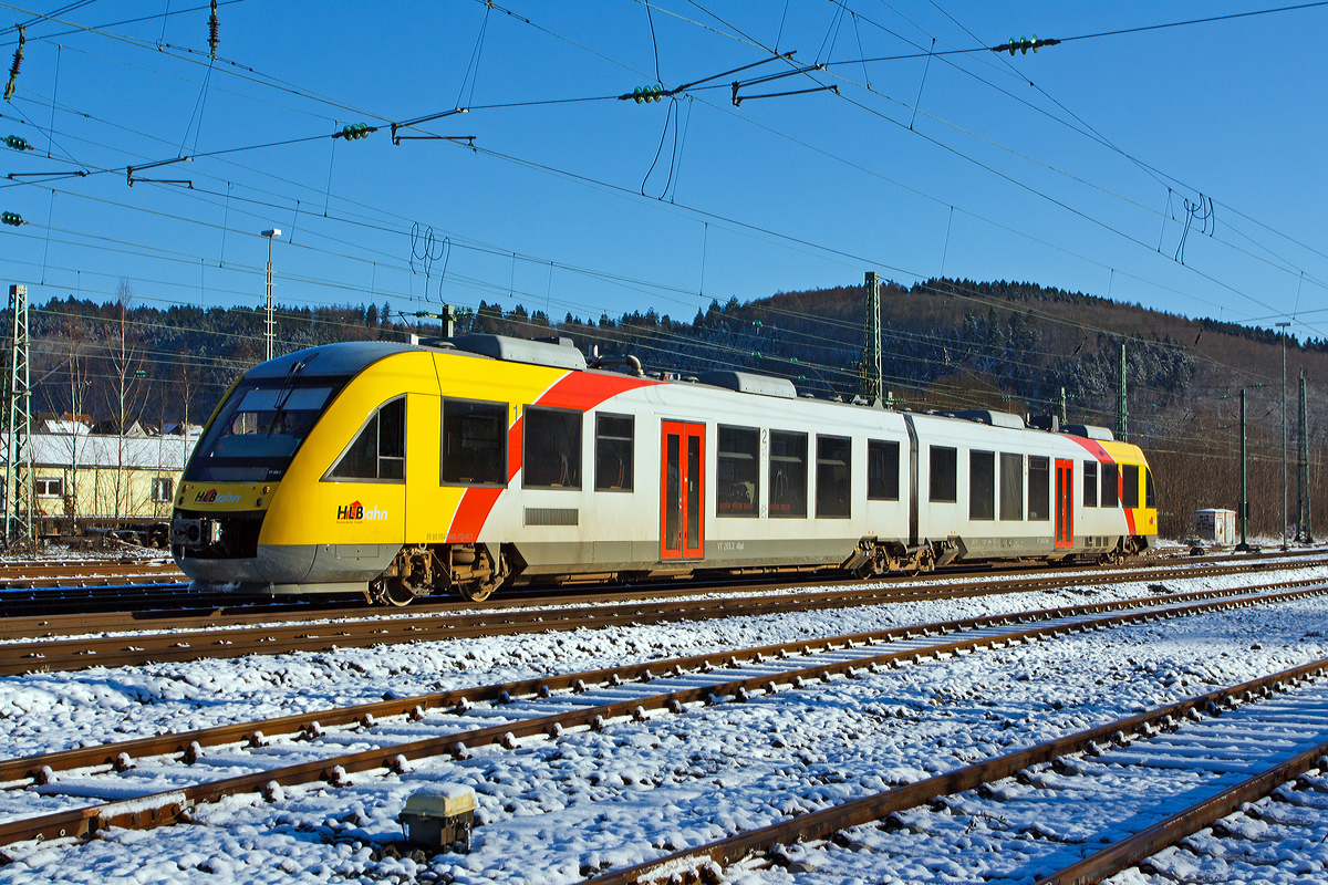 
Der VT 265 (95 80 0648 165-8 D-VCT /95 80 0648 665-7 D-VCT) ein Alstom Coradia LINT 41 der HLB Hessenbahn GmbH (Betreiber der DreiLänderBahn) fährt am 28.12.2014 als RB 95  Sieg-Dill.Bahn  Siegen - Au/Sieg von Betzdorf/Sieg weiter in Richtunf Au.  

Der Alstom Coradia LINT 41 wurde 2004 von Alstom (LHB) in Salzgitter unter der Fabriknummer 1188-015 für die vectus Verkehrsgesellschaft mbH gebaut, mit dem Fahrplanwechsel am 14.12.2014 wurden alle Fahrzeuge der vectus nun Eigentum der HLB, die Hessische Landesbahn hatte 74,9% der Gesellschaftsanteile. Wie diesser tragen z.Z. die Dieseltriebzüge noch die Bezeichnung und NVR-Nummer der vectus. 