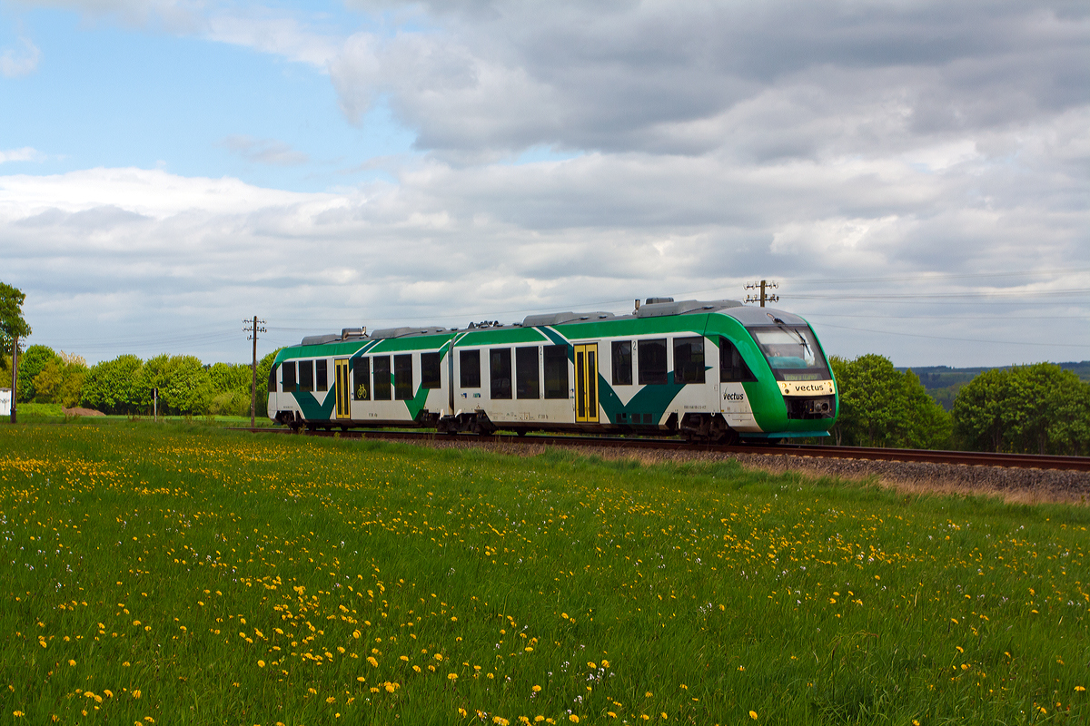 
Der VT 268 (95 80 0648 168-2 D-VCT  /95 80 0648 668-1 D-VCT) der vectus (ein Alstom Coradia LINT 41) fährt am 10.05.2013 über den Oberwesterwald (KBS 461), hier kurz vor Hachenburg.
Er fährt als RB 28 die Strecke Au/Sieg-Altenkirchen-Hachenburg-Westerburg-Limburg/Lahn..