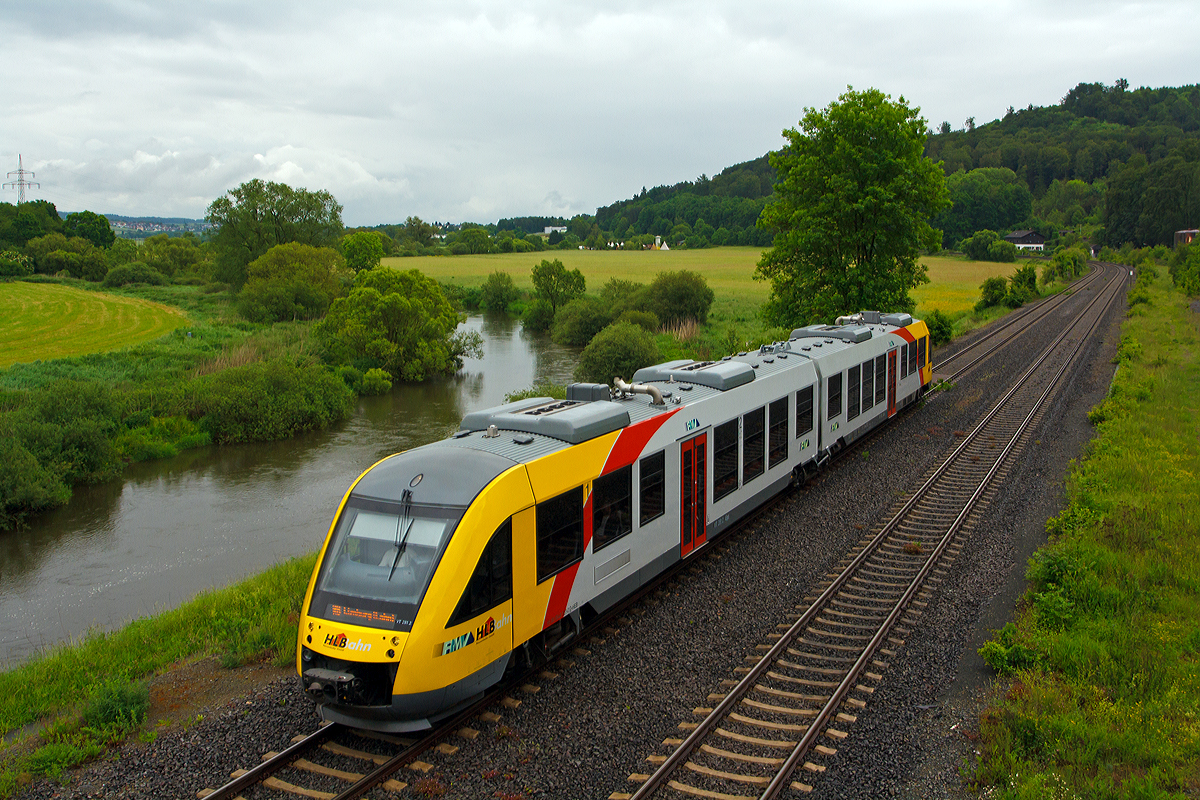 Der VT 281 (95 80 0648 021-3 D-HEB / 95 80 0648 521-2 D-HEB) ein LINT 41 der HLB (Hessische Landesbahn) am 27.05.2014 kurz vor der Einfahrt in den Bahnhof Leun/Braunfels. Er fährt als RB 25  Lahntalbahn  die Verbindung Gießen - Wetzlar - Limburg a.d. Lahn.  

Der LINT 41 wurde 2011 bei Alstom gebaut. Er hat die EBA-Nummer  EBA 10C 08B 012.