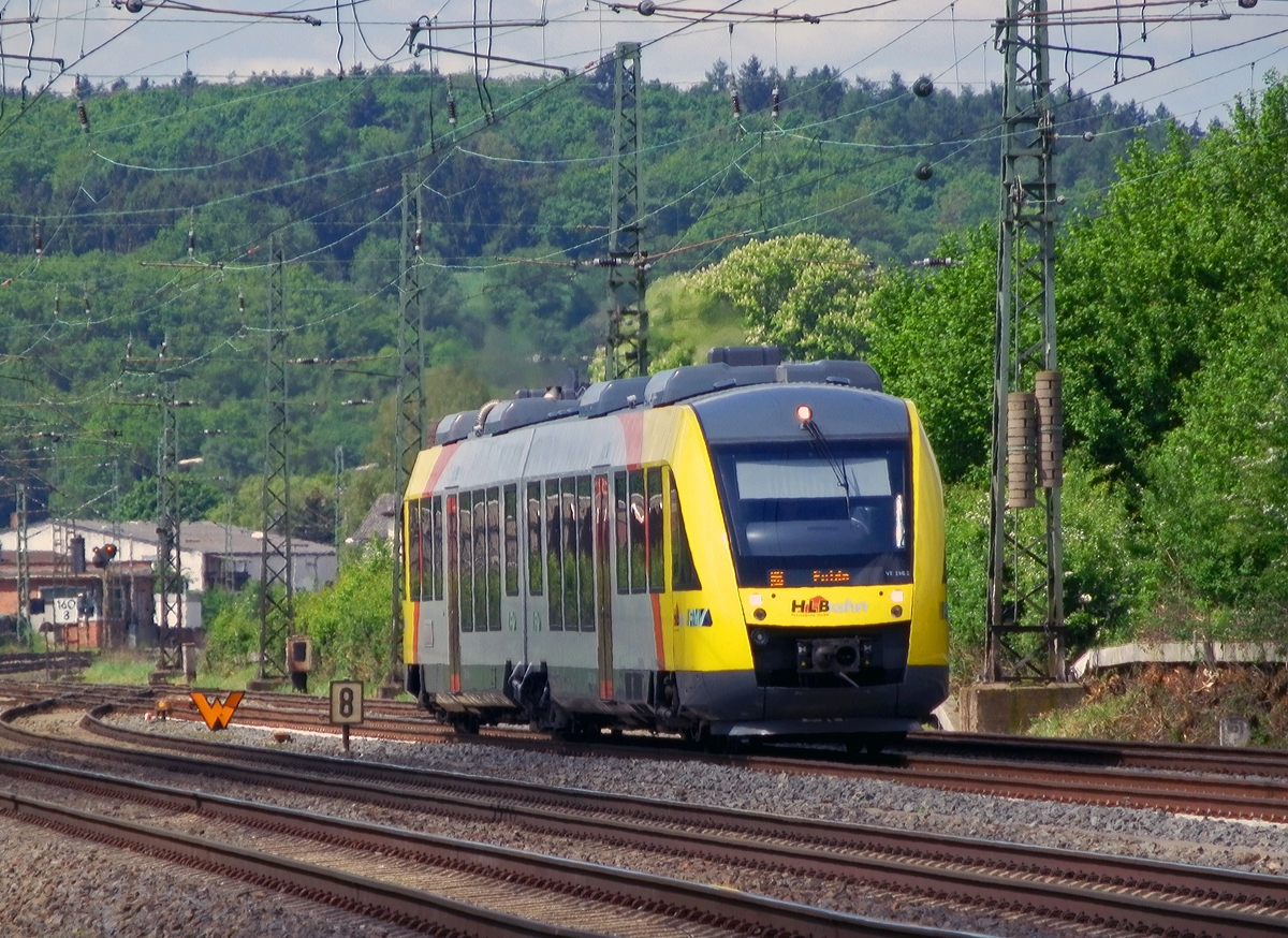 Der VT 286 (95 80 0648 026-2 D-HEB / 95 80 0648 526-1 D-HEB)  der HLB (Hessischen Landesbahn) ein LINT 41 fährt am 03.05.2014 bei Dutenhofen in Richtung Gießen. Er fährt als RB die Verbindung Limburg/Lahn - Wetzlar - Gießen - Fulda.