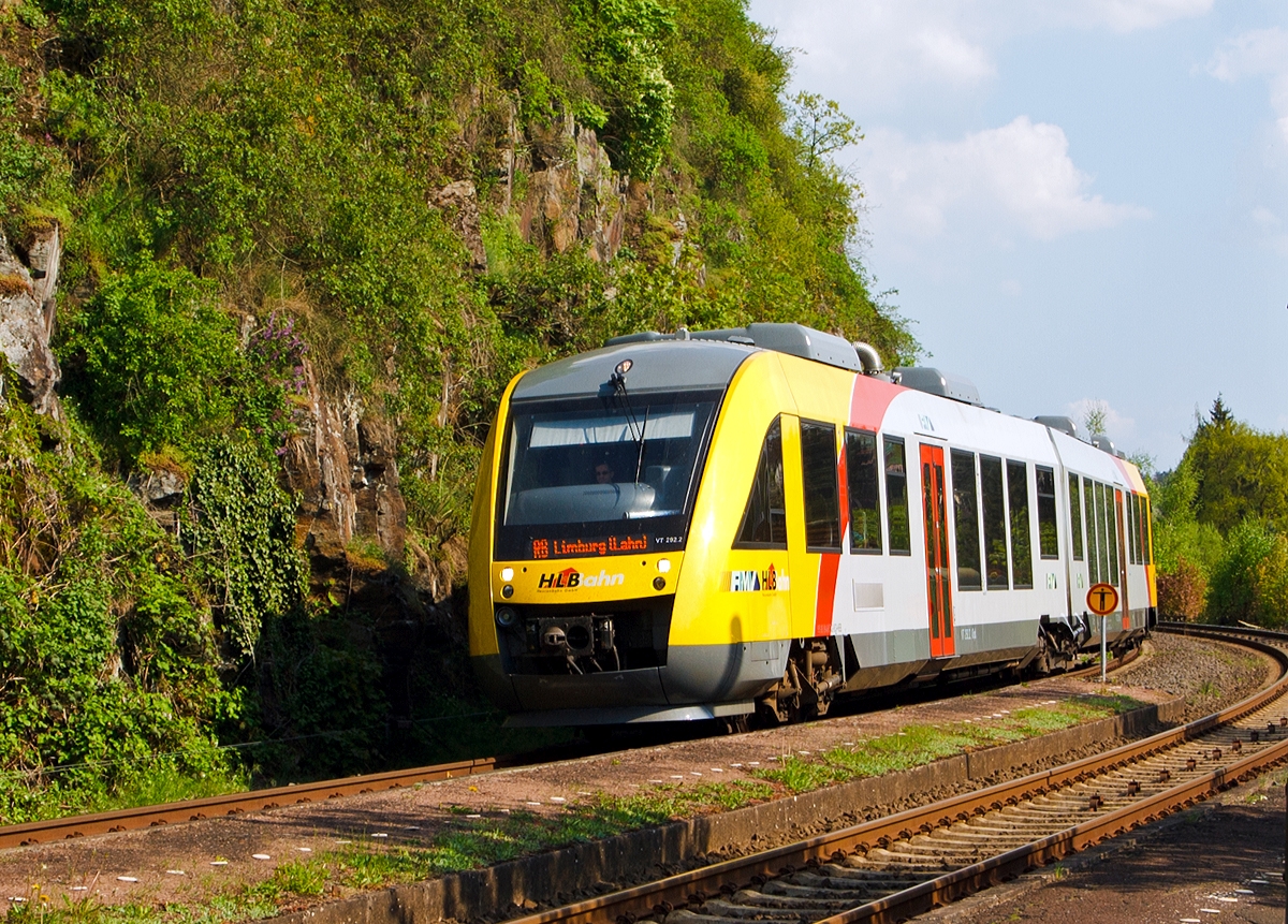 Der VT 292 (95 80 0648 032-0 D-HEB und 95 80 0648 532-9 D-HEB) ein LINT 41 der HLB (Hessische Landesbahn) fährt am 05.05.2013 als RB 25   Lahntalbahn   in den Bahnhof Runkel(Lahn) ein, er fährt die Verbindung Gießen - Wetzlar - Limburg a.d. Lahn.