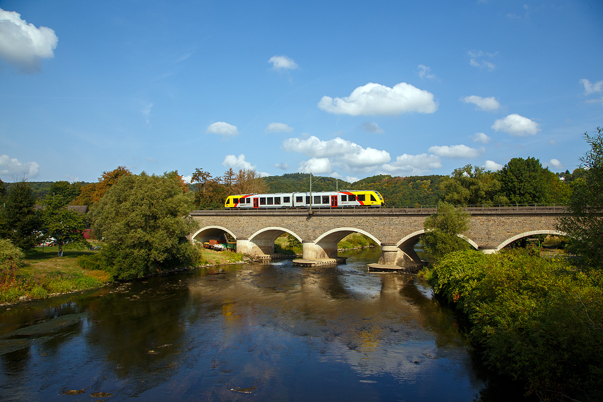 
Der VT 501 (95 80 1648 101-1 D-HEB / 95 80 1648 601-0 D-HEB) ein Alstom Coradia LINT 41 der neuen Generation der HLB (Hessische Landesbahn GmbH) fährt am 28.08.2018 als RB90  Westerwald-Sieg-Bahn  (Westerburg - Altenkirchen - Au(Sieg) - Betzdorf - Siegen) und überquert bei Fürthen-Oppertsau die Sieg. 

Wenn man sich die Bäume anschaut könnte man meinen es sei Herbst, die Ursache ist der sehr trockene Sommer.