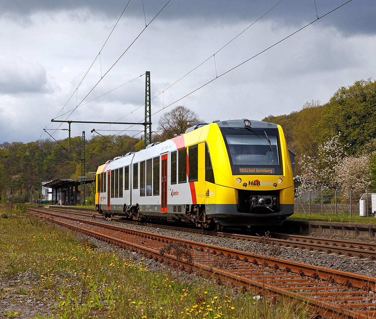 
Der VT 505 (95 80 1648 105-2 D-HEB / 95 80 1648 605-1 D-HEB) der HLB (Hessische Landesbahn GmbH), ein Alstom Coradia LINT 41 der neuen Generation, fährt am 24.04.2016, als RB 93  Rothaarbahn  (Betzdorf/Sieg - Siegen -Bad Berleburg, von Brachbach/Sieg weiter in Richtung Siegen.