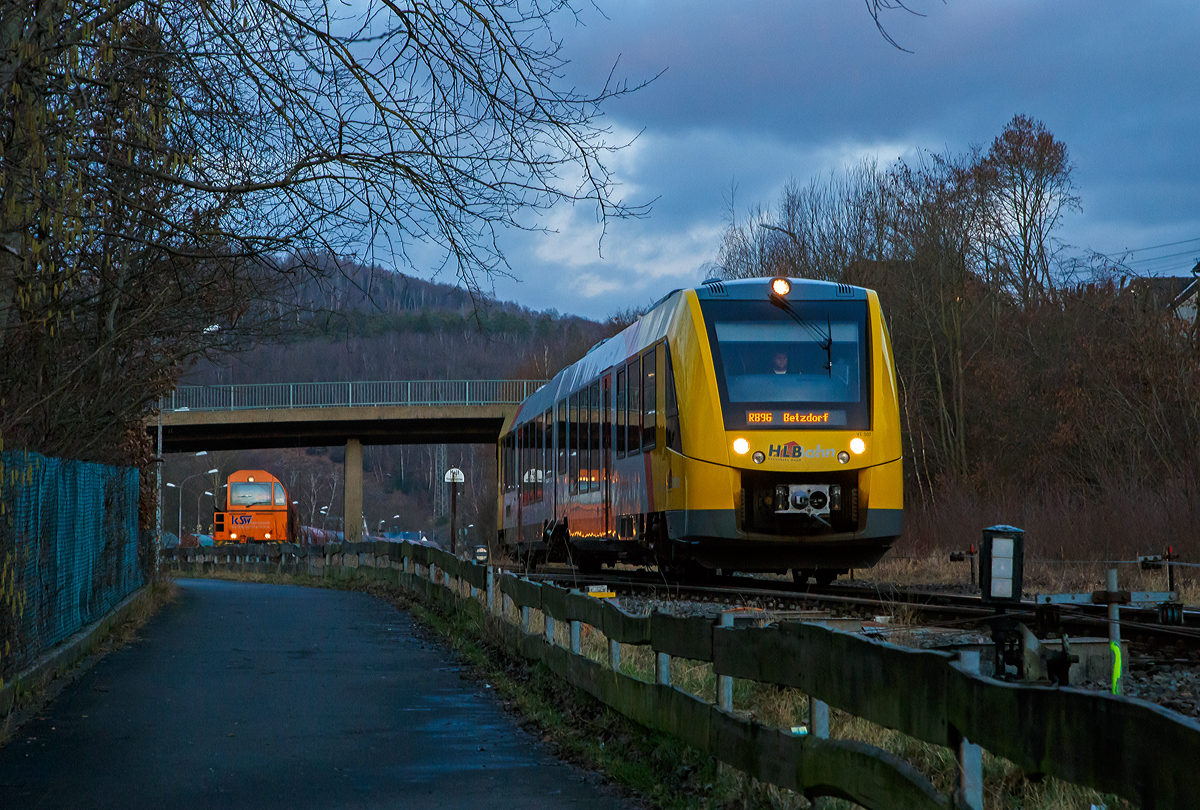 Der VT 507 (95 80 1648 107-8 D-HEB / 95 80 1648 607-7 D-HEB) der HLB (Hessische Landesbahn GmbH), ein Alstom Coradia LINT 41 der neuen Generation, erreicht am 28.01.2021 als RB 96  Hellertalbahn  (Dillenburg – Haiger - Neunkirchen - Herdorf - Betzdorf) bald den Bahnhof Herdorf.

Während hinten KSW Rbf Herdorf (Betriebsstätte Freien Grunder Eisenbahn - NE 447) die KSW 43 (92 80 1273 018-2 D-KSW), die Vossloh G 2000 BB der Kreisbahn Siegen-Wittgensteinmit einem Übergabezug zur Abfahrt bereit steht.