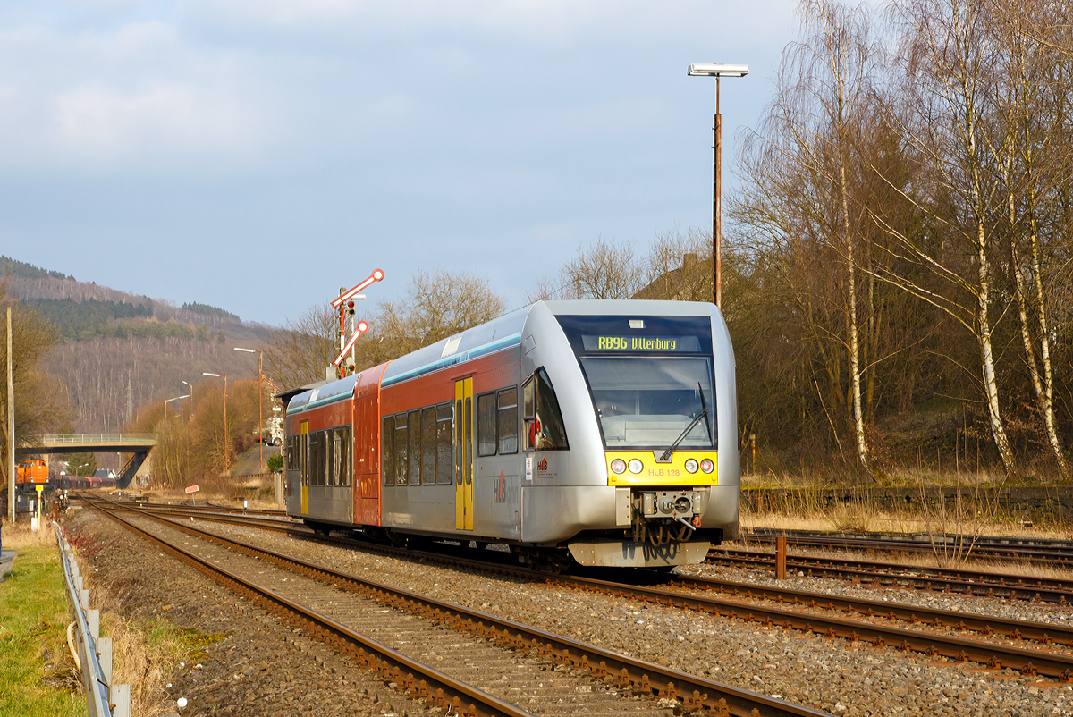 
Der VT 526 128 (95 80 0646 428-2 D-HEB / 95 80 0946 928-8 D-HEB / 95 80 0946 428-9 D-HEB) ein Stadler GTW 2/6 der HLB (Hessische Landesbahn GmbH), ex VT 128 der vectus, fährt am 10.03.2016 von Herdorf, als RB 96  Hellertalbahn  (Betzdorf - Herdorf - Neunkirchen - Haiger - Dillenburg), weiter in Richtung Dillenburg. 

Hinten links wartet die Lok 41 der Kreisbahn Siegen-Wittgenstein (KSW) mit ihrem Übergabegüterzug.