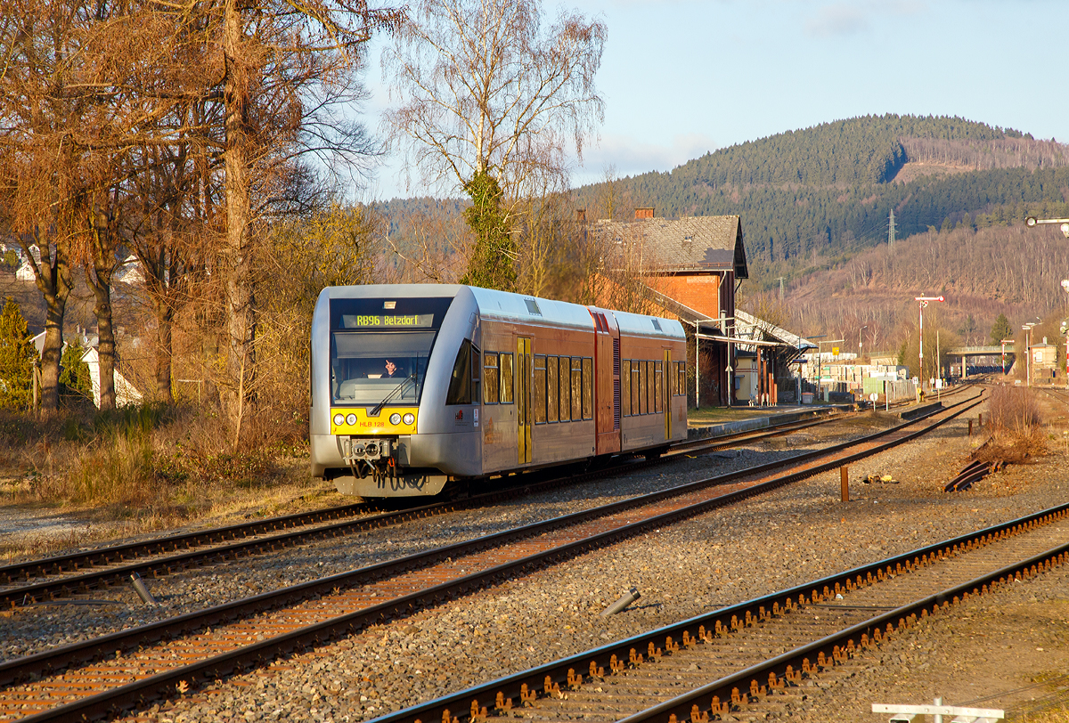 
Der VT 526 128 (95 80 0646 428-2 D-HEB / 95 80 0946 928-8 D-HEB / 95 80 0946 428-9 D-HEB) ein Stadler GTW 2/6 der HLB (Hessische Landesbahn GmbH), ex VT 128 der vectus, fährt am 13.03.2016 vom Bahnhof Herdorf, als RB 96  Hellertalbahn  (Dillenburg - Haiger - Herdorf - Betzdorf), weiter in Richtung Betzdorf/Sieg. 

Nochmals einen lieben Gruß an den freundlichen Tf zurück.