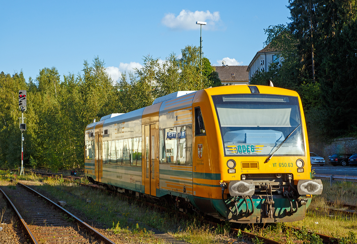 
Der VT 650.63  Erholungsort Stadt Müllrose   (95 80 0650 063-0 D-ODEG) der Ostdeutsche Eisenbahn GmbH (ODEG) ist am 10.09.2015 beim Bahnhof Betzdorf/Sieg abgestellt. Er ist von HLB Hessenbahn GmbH angemietet worden, die ab dem 14.12.2014 Betreiber der 3LänderBahn ist. Fünf dieser Stadler RegioShuttle RS (BR 650) wurden u.a. angemietet, diese sind Eigentum der BeNEX GmbH, Hamburg.

Der Stadler Regionaltriebwagen Regio-Shuttle RS1 wurde 2004 von Stadler Pankow GmbH in Berlin unter der Fabriknummer 37297 und an die Prignitzer Eisenbahn GmbH (PEG) geliefert, er ist Eigentum der BeNEX GmbH, Hamburg.

Für den Antrieb verfügt das Fahrzeug über 2 MAN 6-Zylinder-Viertakt-Dieselmotore mit Direkteinspritzung vom Typ D 2866 LUH 21 mit je 257 KW (350 PS) Leistung. Die Leistungsübertagung erfolgt hydromechanisch über 2 Voith-Diwabus Getriebe U 864, Die Höchstgeschwindigkeit beträgt 120 km/h. Die Motoren haben einen Hubraum von je 12 Liter.

Weitere Technische Daten:
Spurweite: 1.435 mm
Länge über Kupplung: 25.000 mm
Fahrzeugbreite: 2.900 mm
Fahrzeughöhe: 4.041 mm
Fussbodenhöhe: Niederflur 600 mm / Hochflur 1.000 mm
Einstiegsbreite: 1.300 mm
Sitzplätze: 70, davon 20 Klappsitze
Stehplätze (4 Pers./m²): max. 105
Dienstgewicht: 42.000 kg
Radsatzfolge: Bx‘ By‘
Drehzapfenabstand: 17.100 mm
Achsabstand im Drehgestell: 1.800 mm
Triebraddurchmesser: neu 770 mm / abgenutzt 710 mm
Höchstgeschwindigkeit: 120 km/h
Max. Beschleunigung: 1,2 m/s
