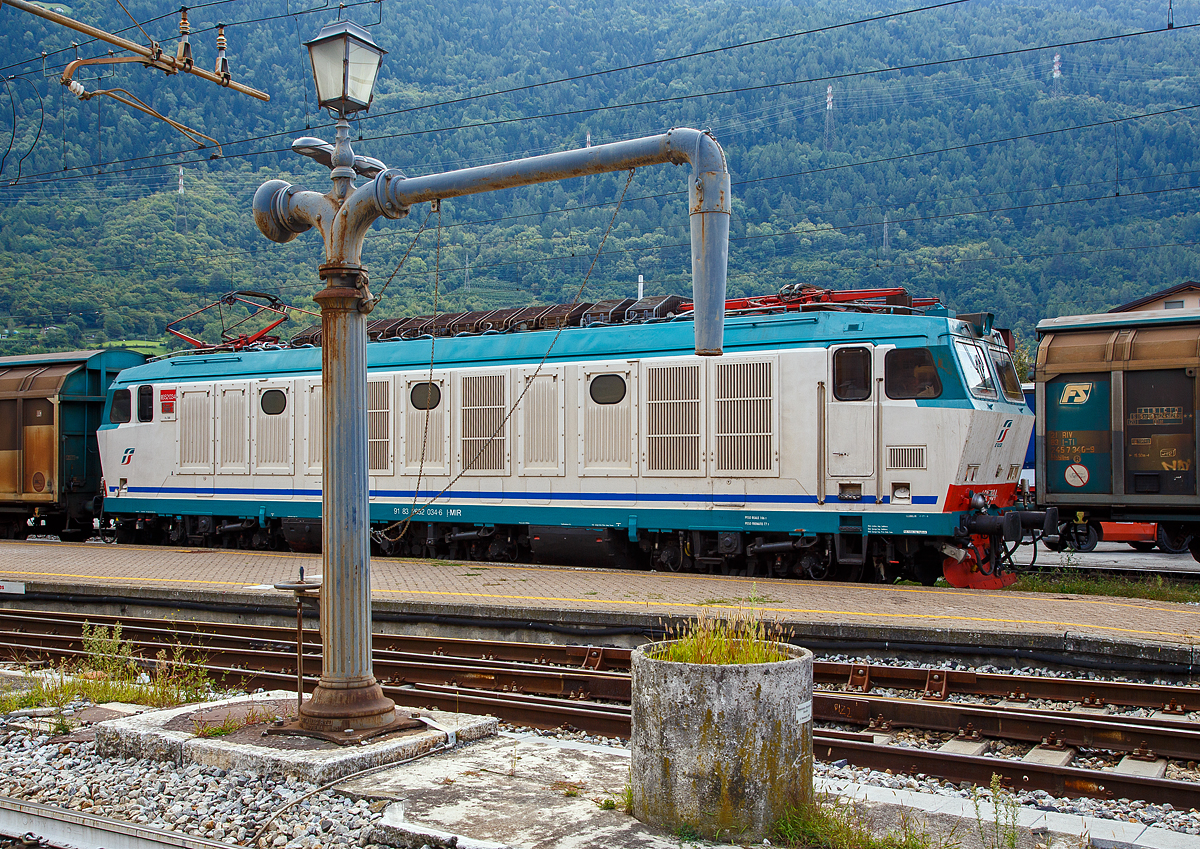 Der Wasserkran im Bahnhof Tirano am 14.09.2017, dahinter steht die Tigre / Tiger E.652 034-6 (91 83 2652 034-6 I-MIR) der Mercitalia Rail Srl mit einem Mineralwasserzug. Die Mercitalia Rail Srl, eine 100%tige Tochter der Ferrovie dello Stato Italiane (FS, deutsch Italienische Staatseisenbahnen).