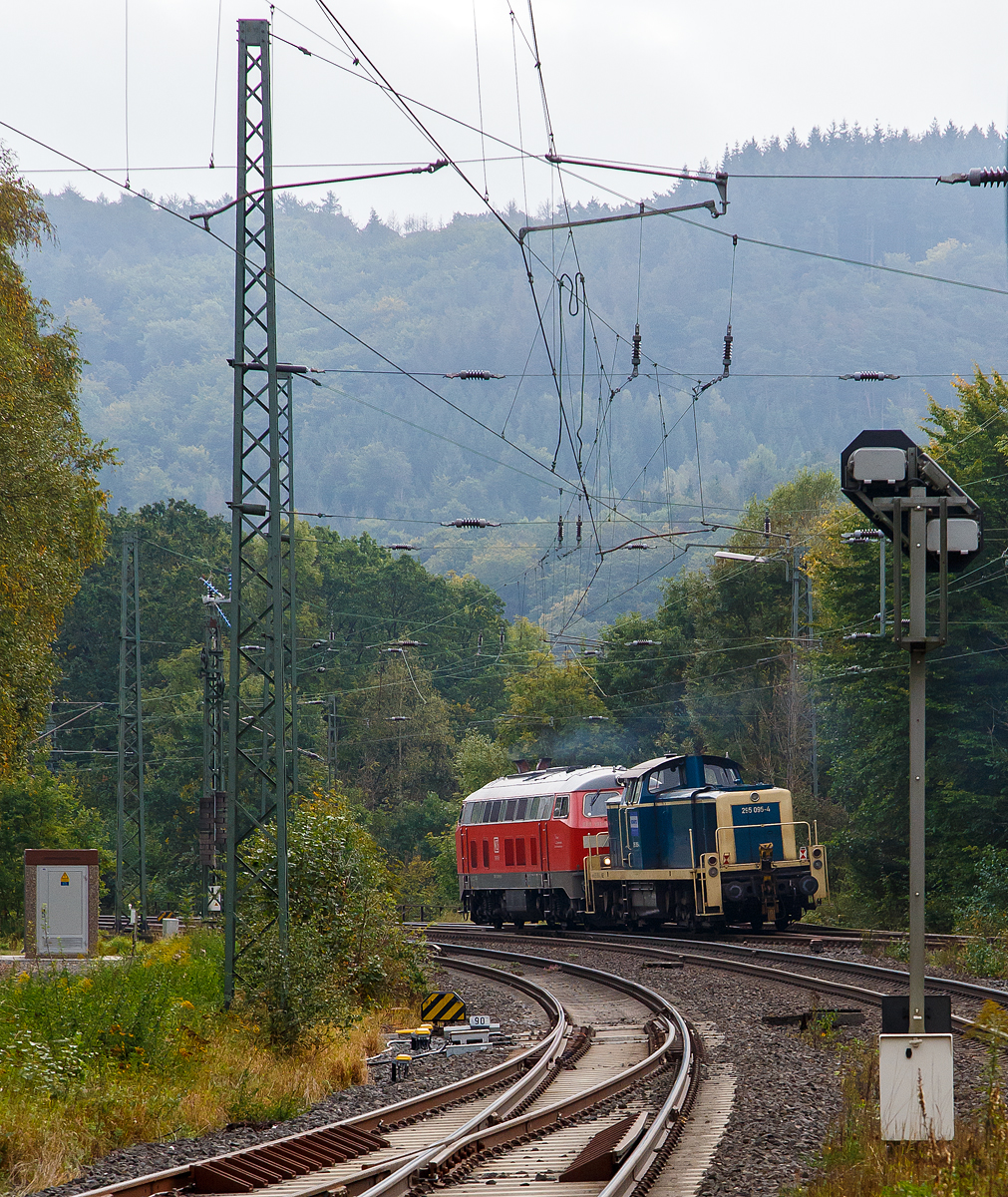 Der Wechsel von der Hellertalbahn (KBS 462 / Bahnstrecke Betzdorf–Haiger) auf die Dillstrecke (KBS 445 / Bahnstrecke Siegen–Gießen). Die von Betzdorf via Herdorf über die Hellertalbahn  kommenden 218 191-5 (92 80 1218 191-5 D-MZE) mit der 295 095-4 (98 80 3295 095-4 D-MZE) im Schlepp, fahren am 28.09.2021in Haiger, nun auf die Dillstrecke und weiter in Richtung Dillenburg.