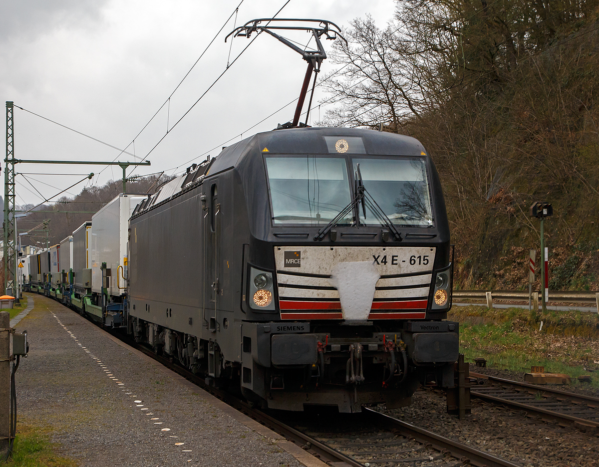 Der Winter kehrt zurck, was man an der Lokfront erkennen kann....
Die an die boxXpress.de GmbH (Hamburg) vermietete Siemens Vectron AC - X4 E - 615 bzw. 193 615-2 (91 80 6193 615-2 D-DISPO) der MRCE Dispolok GmbH (Mnchen) fhrt am 01.04.2022, mit dem HELROM Trailer Zug Wien – Dsseldorf, einem KLV-Zug, durch Scheuerfeld (Sieg) in Richtung Kln. Nochmals einen lieben Gru an den netten Lokfhrer zurck.

Die Siemens Vectron AC wurde 2015 von Siemens Mobility GmbH in Mnchen-Allach unter der Fabriknummer 22011 gebaut und an die MRCE - Mitsui Rail Capital Europe GmbH (Mnchen) als X4 E – 615 geliefert. Diese Vectron Lokomotive ist als AC – Lokomotive (Wechselstrom-Variante) mit 6.400 kW konzipiert und zugelassen fr Deutschland und sterreich, sie hat eine Hchstgeschwindigkeit von 160 km/h.