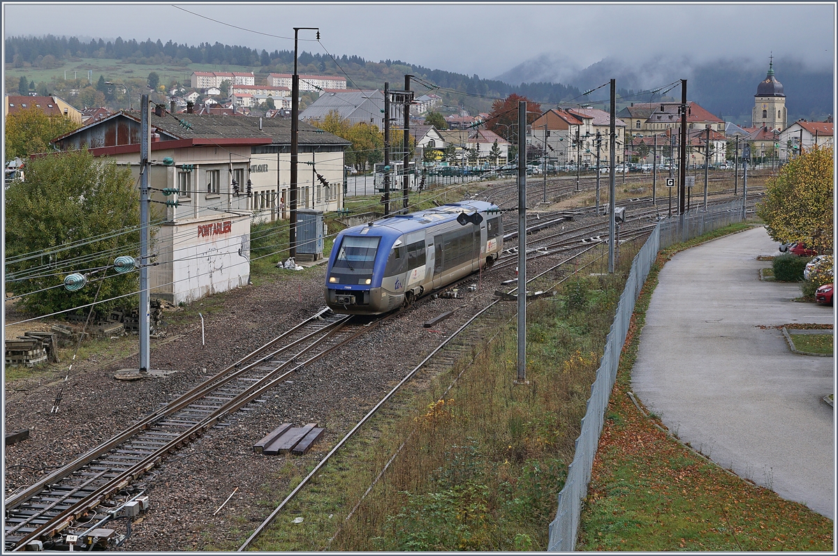 Der X 73608 verlässt Pontarlier mit dem Ziel Dole Ville in Richtung Frasne. 

29. Okt. 2019