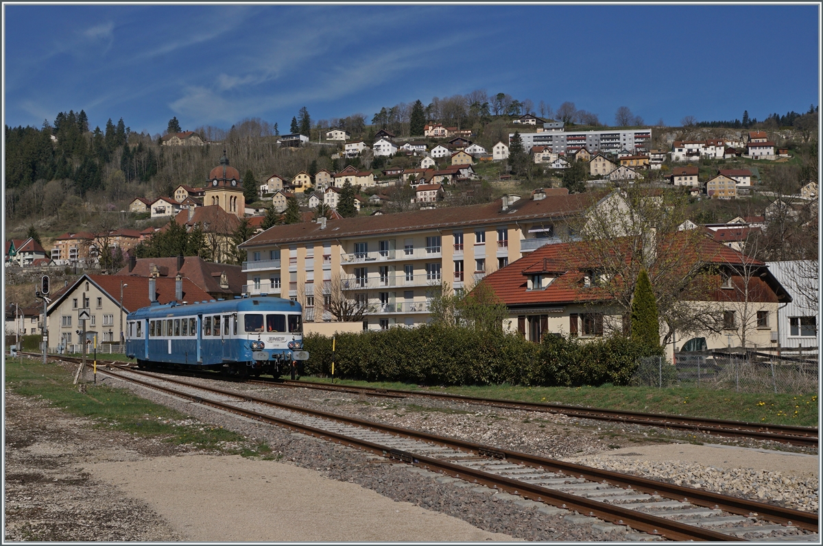 Der X ABD 2816 gehört der  Assosiation l'autrail X2800 du Haut Doubs  und ist im Rahmen einer Ostersonderfahrt in Morteau beim Rangieren zu sehen. 

16. April 2022