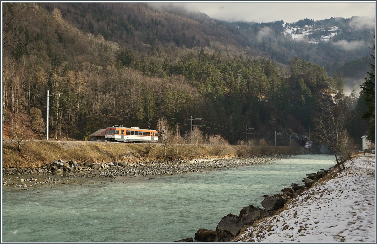 Der Zentralbahn Be 125 008 fährt auf dem Weg nach Meiringne der noch jungen Aare entlang und erreicht in Kürze die  Haltestelle Aareschlucht West. 

17. Feb. 2021