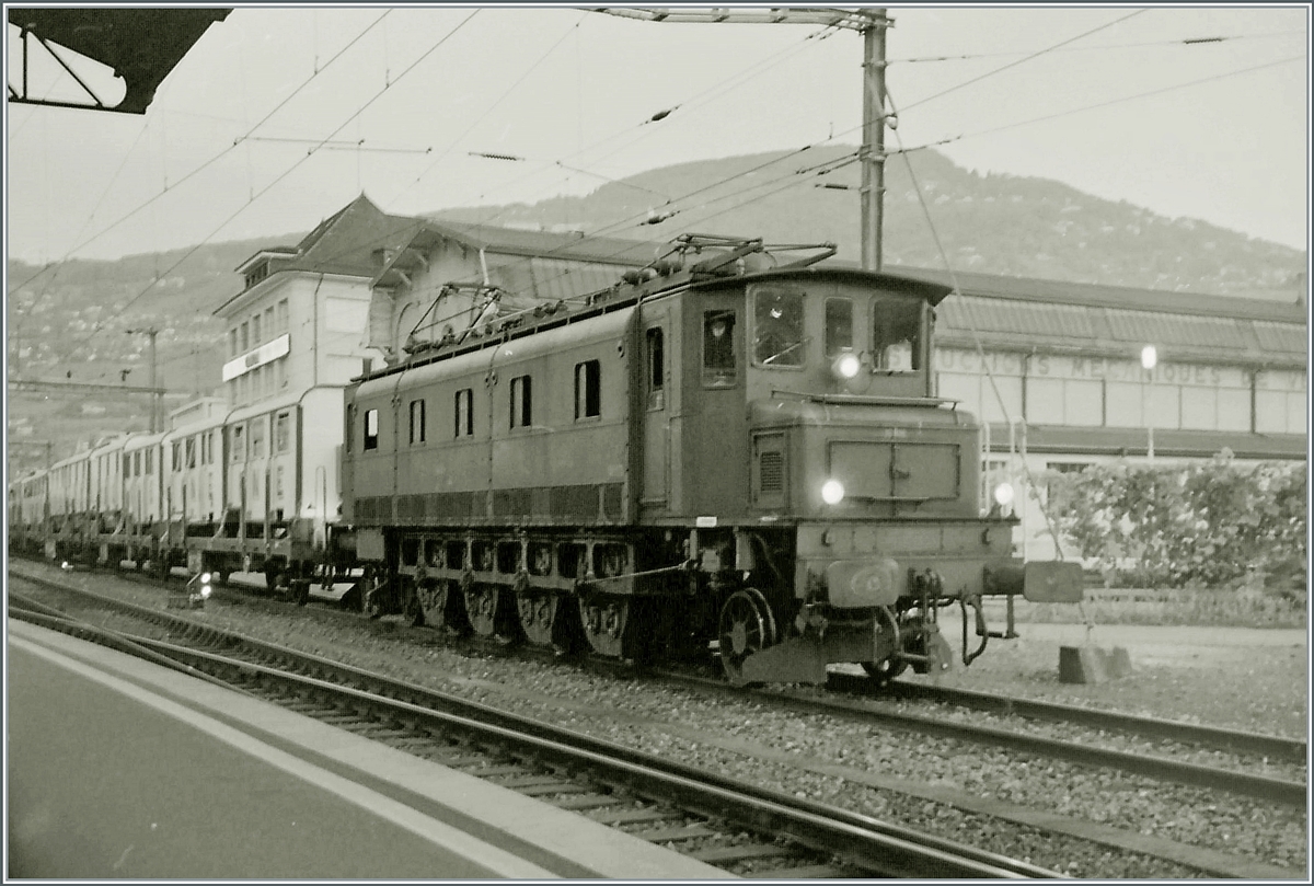 Der Zirkus kommt! Und dies mit der Bahn: eine Ae 4/7 rangiert in Vevey ihren angekommen Zug zur Entladerampe. 

Analogbild als S/W Version vom Oktober 1995