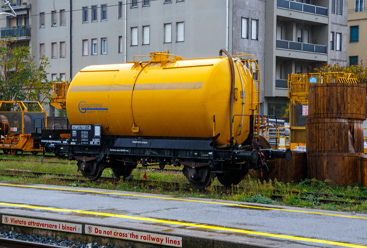 Der zweiachsiger Kesselwagen IT- RFI-170 311-0 der italienischen Unterhaltungsfirma Geosintesi S.p.A. ist am 03.11.2019 beim Bahnhof Lecco abgestellt. Der Wagen dient als Wasserwagen (Transporto Acqua), vermutlich zu einem Unkrautspritzzug.

TECHNISCHE DATEN (laut Anschriften).
Spurweite: 1.435 mm (Normalspur)
Achsanzahl: 2
Länge über Puffer: 8.520 mm
Achsabstand: 4.500 mm
Laufraddurchmesser: 920 mm (neu) / 840 mm (abgenutzt)
Eigengewicht: 11.500 kg
Tankinhalt: 
Max. Ladegewicht: 20,5 t (ab Streckenklasse A)
Höchstgeschwindigkeit: 80 km/h
Bremse: WU-P
