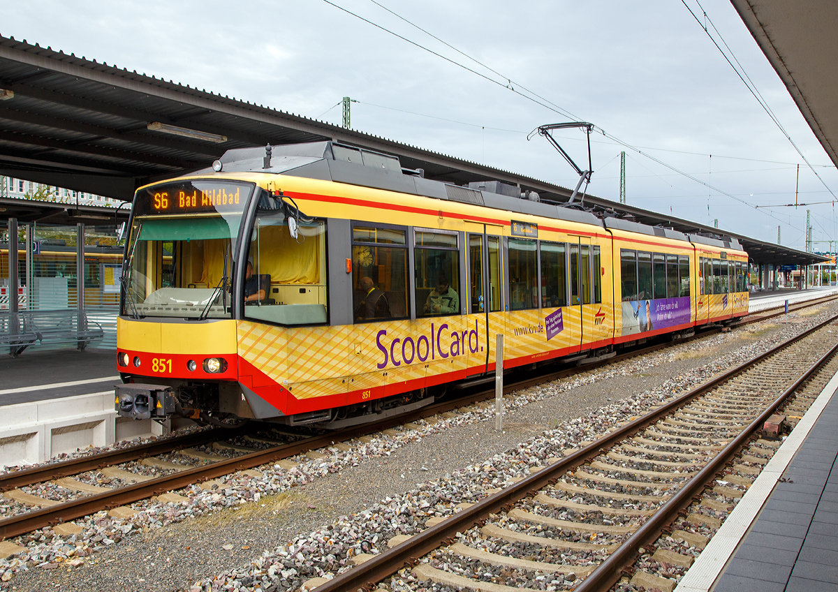 Der Zweisystem-Stadtbahn-Triebzug 851 der AVG Albtal-Verkehrs-Gesellschaft mbH (AVG 851), vom Typ DUEWAG GT8-100D/2S-M steht am 09.09.2017, als Linie S 6 nach Bad Wildbad, zur Abfahrt im Hbf Pforzheim bereit.

Ab 1997 wurde die zweite Generation Zweisystem-Stadtbahnwagen ausgeliefert. Durch moderne Drehstromtechnik war es mglich, die Einstiegshhe auf 55 cm abzusenken. Somit kann man an Stationen, die mit Bahnsteigen dieser Hhe ausgestattet sind, niveaugleich in die Fahrzeuge eintreten oder einrollen. Doch auch an Stationen mit 38 oder 76 cm hohen Bahnsteigen wird das Ein- und Aussteigen erleichtert, denn es ist nur noch eine Stufe zu berwinden.

Die neuen Fahrzeuge werden statt von zwei Gleichstrom- von vier Drehstrommotoren angetrieben, jeder der Drehstrommotoren treibt eine Achse an. Auch die Karosserie erhielt ein Facelift. Das Design ist etwas runder und wirkt dadurch moderner und geflliger.

Beibehalten wurde die Ausstattung in zahlreichen Bereichen mit zwei Systemen, dem der DB wie dem von AVG und VBK, z. B verfgen sie ber zwei unterschiedliche Funksysteme und ber zwei unterschiedliche Sicherungssysteme. Auch die automatische Umschaltung von einer Strom- und Betriebsart auf die andere wurde selbstverstndlich beibehalten. Der Triebfahrzeugfhrer muss nichts machen, das Fahrzeug schaltet an den Systemwechselstellen selbststndig von 750 V auf 15 KV oder umgekehrt um.

Wie auch die erste Generation Zweisystem-Stadtbahnwagen wurden die Fahrzeuge als Zweirichtungsfahrzeuge gebaut. Daher verfgen sie ber zwei Fahrerkabinen und jeweils vier Doppeltren auf jeder Fahrzeugseite. Als Zweirichtungsfahrzeug ist der Wagen an Bug und Heck im Gegensatz zu den Einsystemwagen auch symmetrisch aufgebaut.

Insgesamt wurden 86 Triebwagen zwischen 1997 und 2005 gebaut, 37 dieser Wagen (Nummer 837 bis 845 und 849 bis 877), 3 mit Bistro-Abteil (Nummer 846–848) und 46 Wagen mit Panoramablick d.h. der Mittelwagen mit Dachrandverglasung (Nummer 878 bis 922). Um speziell auf den langen Strecken hringen – Achern und Freudenstadt – Karlsruhe den Komfort zu verbessern, wurden ab 2004 (ab Wagennummer 900) Toiletten in die Fahrzeuge eingebaut.

Die Fahrzeuge sind jeweils als Straenbahnen gem der BOStrab und als Eisenbahnfahrzeuge gem der EBO zugelassen. Auerdem sind sie steilstreckentauglich, so dass sie z.B. auf der Murgtalbahn auch auf dem Steilstreckenabschnitt zwischen Baiersbronn und Freudenstadt Hbf eingesetzt werden drfen.

TECHNISCHE DATEN:
Baujahr: 1997 – 2005
Spurweite: 1.435 mm (Normalspur)
Achsanordnung: 	B'2'2'B'
Anzahl der Achsen: 8 (davon 4 angetriebene Achsen)
Lnge ber Kupplung: 37.610 mm
Lnge ber Wagenkasten: 36.570 mm
Drehzapfenabstand: 10.100 mm / 9.770 mm /10.100 mm
Achsabstand im Drehgestell: 1.900 mm
Treibraddurchmesser: 	740 mm
Breite: 2.650 mm
Hhe: 3.860 mm
Zahl der Tren: 2 x 4 Doppeltren
Leergewicht: 59,8 t
Dienstgewicht: 75,6 t (2/3 besetzt)
Hchstgeschwindigkeit: 100 km/h 
Gesamtleistung: 4 x 127 kW
Anzahl der Fahrmotoren: vier
Antrieb: Drehstrommotoren
Beschleunigung: 1,0 m/s
Bremsverzgerung: 1,6 m/s
Bremse: Motorbremse, Federspeicherbremse, Schienenbremse
Steuerung: Vektorregelung
Kupplungstyp: Scharfenberg
Sitzpltze: 97 (mit WC 93, mit Bistro 85)
Stehpltze: 118 (mit Bistro 132)
Fubodenhhe: 	630 mm / 880 mm
Einstiegshhe: 580 mm
Stromversorgung: 750 V Gleichstrom oder 15 KV 16,7 Hz Wechselstrom
Das Fahrzeug schaltet an den Systemwechselstellen selbststndig von 750 V auf 15 KV oder umgekehrt um.

Die DB-Baureihe 450 (angetriebene Endwagen) und die DB-Baureihe 850 (antriebslose Mittelwagen) bezeichneten zunchst offiziell die vier Fahrzeuge des Typs GT8-100C/2S der Stadtbahn Karlsruhe, die sich im Eigentum der DB Regio AG befinden. Im Zuge der europaweiten Einfhrung der Fahrzeugeinstellungsregister fr Eisenbahnfahrzeuge ab dem Jahr 2007 wurden auch die brigen Nicht-DB-Fahrzeuge dieses Typs, die Weiterentwicklung GT8-100D/2S-M und der Nachfolger ET 2010 der Baureihe (0)450 untergeordnet.

