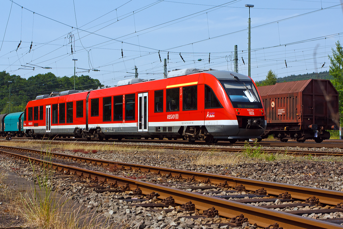 
Der zweiteilige Alstom Coradia LINT 41 Dieseltriebwagen 648 705 / 648 205 (95 80 0648 705-1 D-DB / 95 80 0648 205-2 D-DB) der DreiLänderBahn (DB Regio NRW) als RB 95  Sieg-Dill-Bahn  (Dillenburg-Siegen-Betzdorf/Sieg-Au/Sieg) am 08.06.2014 kurz vor der Einfahrt in den Bahnhof Betzdorf/Sieg.

Der zweiteilige Dieseltriebwagen wurde 2004 bei Alstom (ehemals LHB) in Salzgitter unter Fabriknummer 1001222-005 gebaut.