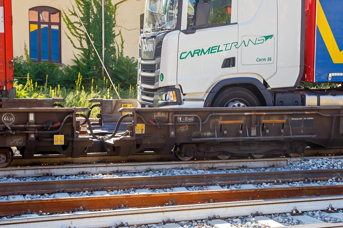 
Detailbild von einem 4-achsigen Drehgestell gummigefedert BA 690 eines 8-achsiger Niederflurwagen »Rollende Landstraße« der Gattung Saadkms, der RAlpin AG, am 03.08.2019 im Zugverband in Domodossola. Hier sieht man deutlich wie klein doch die Räder sind, wobei es hier schon die größere Version ist.

TECHNISCHE DATEN:
Spurweite: 1.435 mm
Achsabstand in den Drehgestellen: 750 / 700 / 750 mm
Laufkreisdurchmesser: 380 (neu) / 355 mm (abgenutzt)
Max. Radsatzlast: 8,25 t 
Radsatzlager: TAROL100/175.578693.- (Ø 100x175x120 mm)
Die Radsätze sind in jeweils zwei TAROL-Einheiten mit Lamellenringabdichtung gelagert. TAROL-Einheiten sind zweireihige Kegelrollenlager, die werkseitig spieleingestellt, gefettet und abgedichtet sind.
