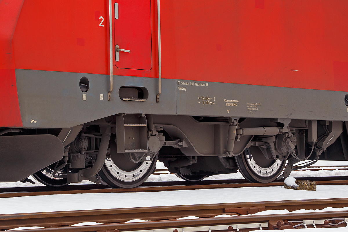 
Detailbild von einem Drehgestell einer BR 152 (Siemens ES 64 F) hier von der 152 041-0 (91 80 6152 041-0 D-DB) der DB Cargo Deutschland AG welche am 28.01.2017 in Kreuztal abgestellt war (Ausschnitt aus dem gleiche Bild wie zuvor). 