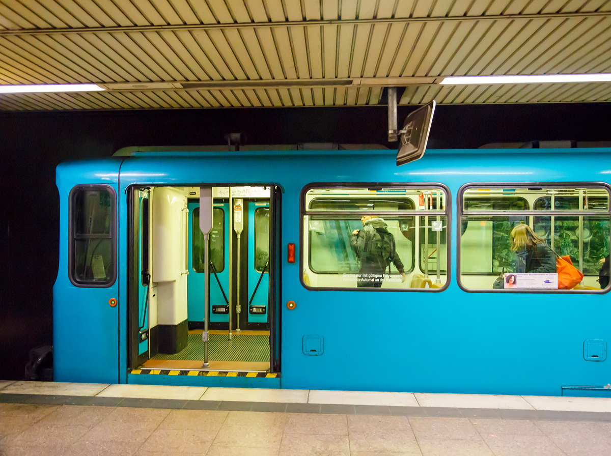 Detailbild Einstiegstr  von einem VGF in Typ U2e umgebauten Triebwagen, hier VGF 379 am 24.03.2015 in der Station Frankfurt Hauptbahnhof. Diese Wagen haben keine Trittstufen mehr.