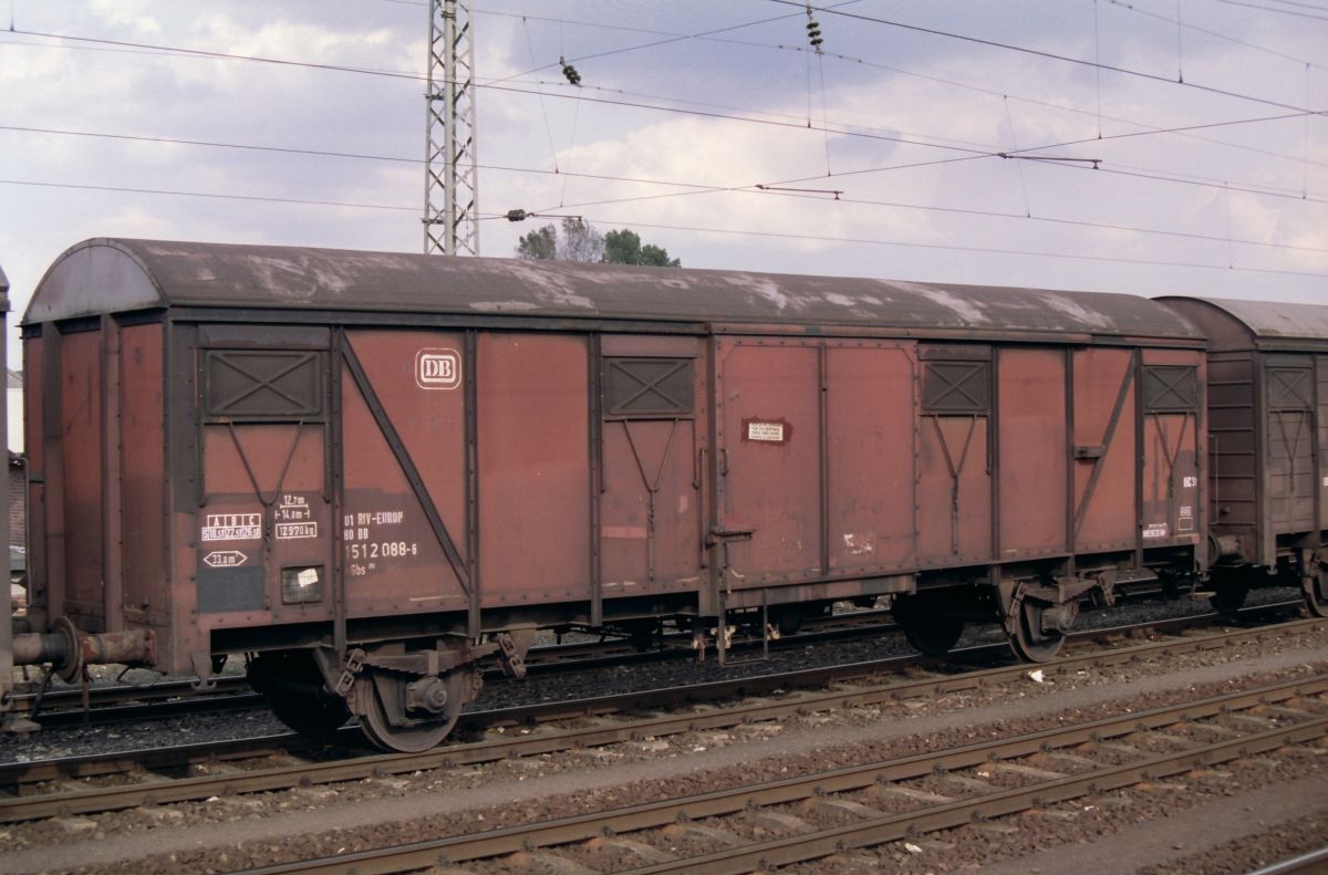 Deutsch Bundesbahn G�terwagen Bauart Gbs 252 mit Nummer 01 RIV-EUROP 80 DB 151 2 088-6 Rheine (Westf.) 04-08-1992. Bild und Scan: Hans van der Sluis.

Deutsch Bundesbahn 2-assige goederenwagen type Gbs 252 met nummer 01 RIV-EUROP 80 DB 151 2 088-6 Rheine, Duitsland 04-08-1992. Scand van negatief.