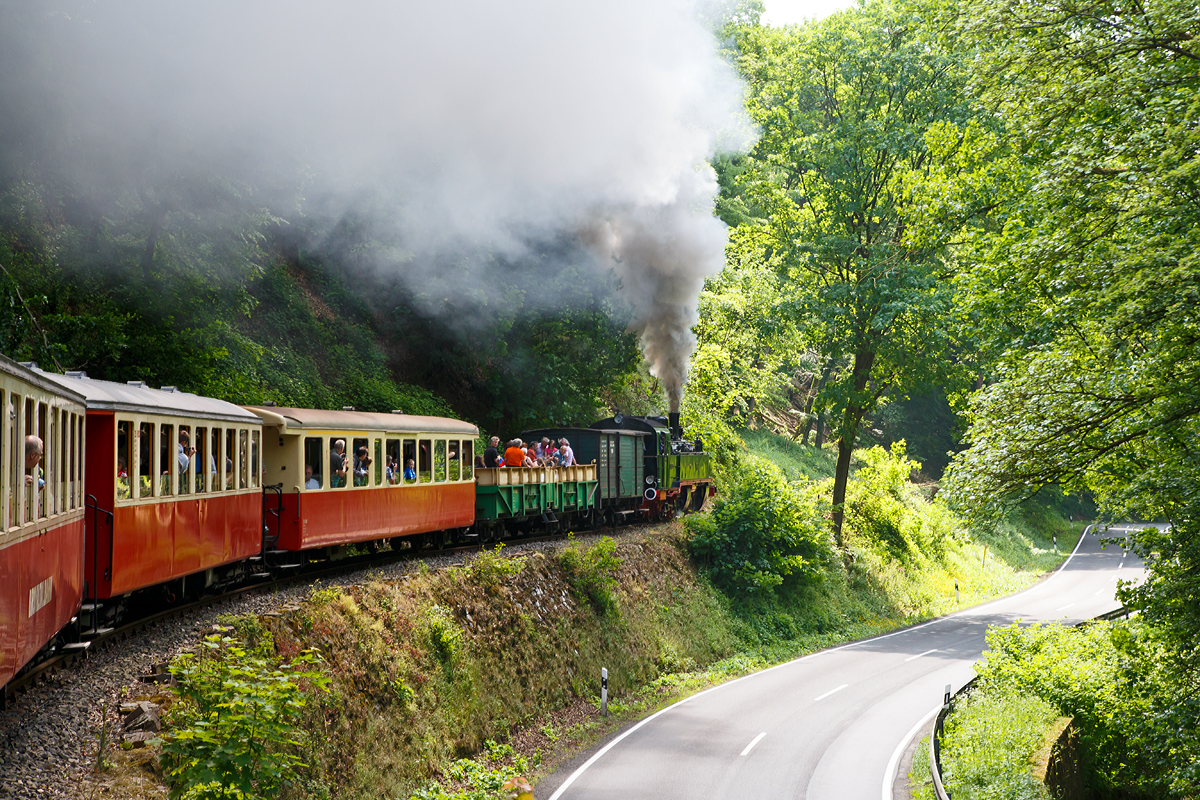 
Die 1000 mm BBn4vt Malletdampflok 11sm (sm = schwere Mallet) der Brohltalbahn geht es am 24.05.2015 von Bohl-Lützing/Rhein (BE) durchs Bohltal bis Oberzissen.

Auf der 12 km langen Strecke bis Oberzissen sind es163 m Höhenunterschied. Hinter Oberzissen steigt die Strecke dann steil an, dort beginnt die 5,5 km lange 50 ‰ Steilstrecke mit einem Höhenunterschied von ca. 240 m. Die Malletdampflok 11sm ist jedoch nicht für diese Steilstrecke zugelassen.
