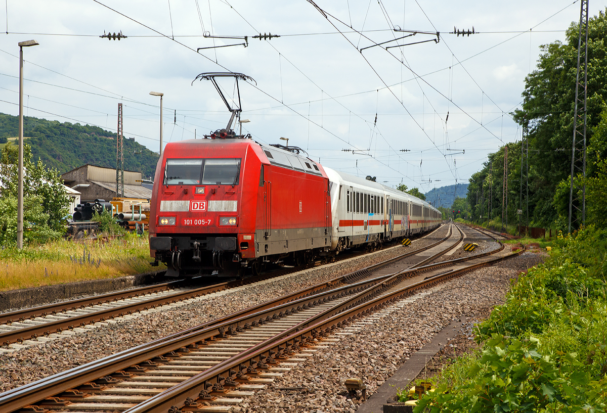 
Die 101 005-7 (91 80 6101 005-7 D-DB) der DB Fernverkehr AG  fährt am 16.06.2017 mit einem IC durch Brohl in Richtung Köln. 

Die Lok 1997 von Adtranz in Kassel unter der Fabriknummer 33115 gebaut.