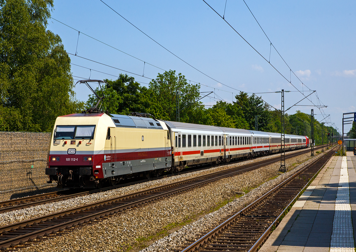 
Die 101 112-1 “RHEINGOLD”  (91 80 6101 112-1 D-DB) der DB Fernverkehr AG, mit Werbung für Händlergemeinschaft „Die wilde 13 Plus“, fährt am 05.06.2019 mit einem IC (im Sandwich mit Schublok DB 101 097-4) durch Gröbenzell in Richtung Augsburg.

Die DB 101 112-1 wurde 1998 von ABB Daimler-Benz Transportation GmbH (ADtranz) in Kassel unter der Fabriknummer 33222 gebaut. Von April 2017 bis Oktober 2018 war sie in den Rheingold Farben beige/ kobaltblau für  w13plus unterwegs und nun seit dem 24.10.2018 als „TEE Rheingold“ (Trans Europ Express)  in den TEE-Farben purpurrot/elfenbein unterwegs.
Einen historischen Bezug mit der BR 101 mit dem „TEE Rheingold“ gibt es freilich nicht.
