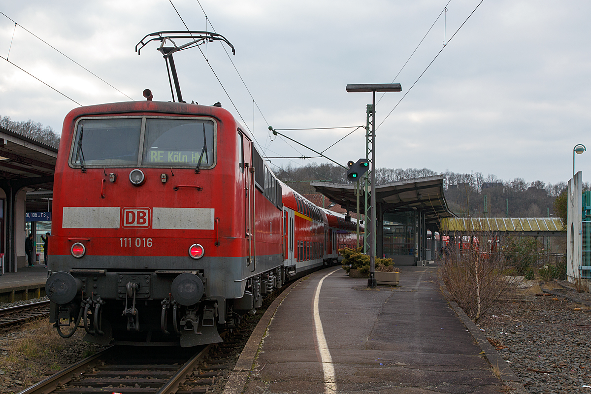 
Die 111 016-2 (91 80 6111 016-2 D-DB) der DB Regio NRW mit dem RE 9 (rsx - Rhein-Sieg-Express) Siegen - Köln - Aachen beim Halt im Bahnhof Betzdorf/Sieg auf Gleis 106. 

Rechts das ehemalige Gleis 107 (bzw. zukünftige Gleis 107), welches nun bald wieder reaktiviert wird. Langsam beginnen bereits die Bauarbeiten dazu, nach vielen Silllegungen sind das doch mal gute Nachrichten. 

Dazu muss der überdachte Fußgängerübergang vom Parkhaus zum Bahnsteig abgerissen werden. Die Bahnsteigunterführung wird (unter 106 / 107)  zum Parkhaus verlängert, sowie im Parkhaus müssen eine neue Treppe und ein Aufzug gebaut werden. So werden sich die Arbeiten noch einige Zeit wohl hinziehen.
