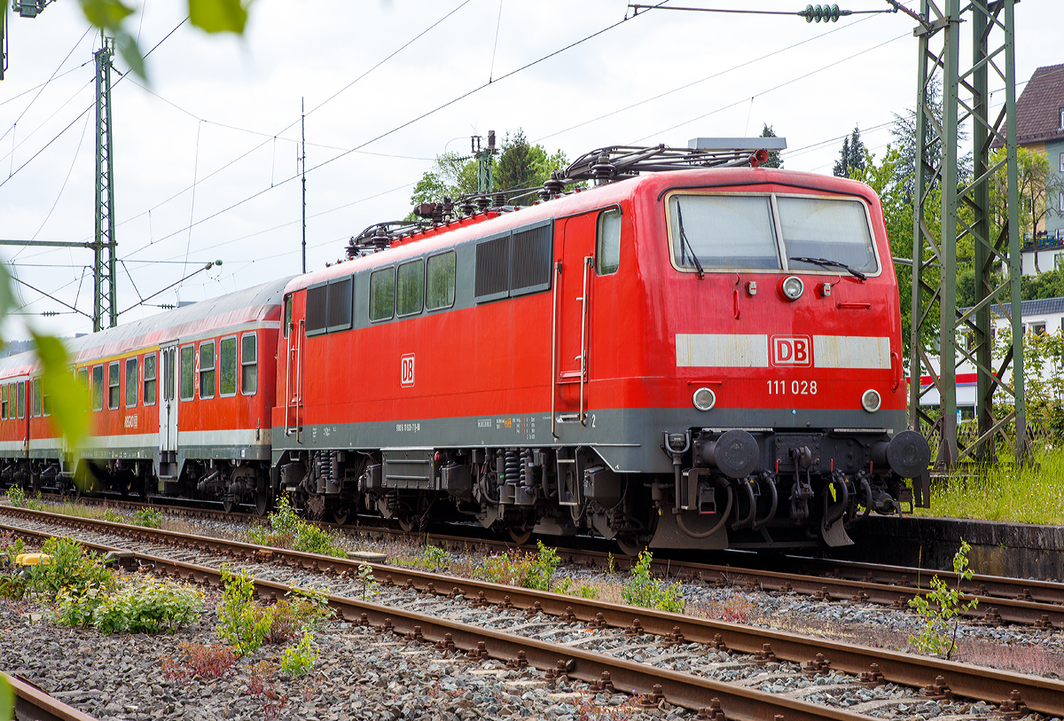 
Die 111 028-7 (91 80 6111 028-7 D-DB) der DB Regio NRW mit n-Wagen (ex Silberlinge), als Verstärker zum RE 9 - Rhein-Sieg-Express,  ist am 17.05.2015 im Bahnhof Niederschelden abgestellt.

Die 111er wurde 1976 bei Krauss-Maffei AG in München unter der Fabriknummer 19765 gebaut.
