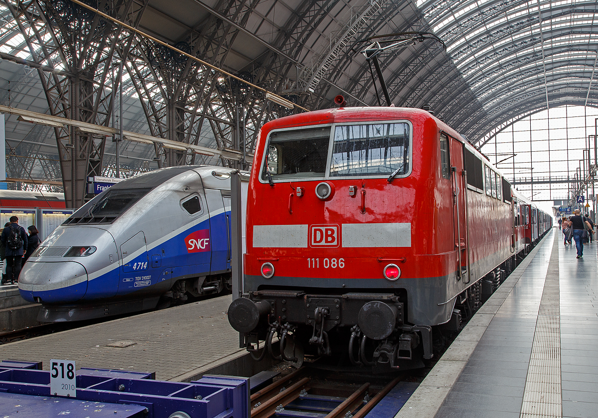 Die 111 086  (91 80 6111 086-5 D-DB) der DB Regio mit einem aus n-Wagen bestehenden Regionalzug am 24.03.2015 im Hauptbahnhof Frankfurt am Main. 

Die Lok wurde 1977 von Krupp unter der Fabriknummer 5423 gebaut, der elektrische Teil wurde von AEG unter der Fabriknummer 8965 geliefert.

Dahinter steht der bereitgestellte TGV Euroduplex 2N2 Tz 4714 (TGV 310027/TGV 310028), als TGV 9580 / TGV 9581 (Frankfurt am Main Main Hbf - Strasbourg  - Lyon - Marseille St-Charles), der zuvor die Verbindung Paris – Frankfurt gefahren hatte.