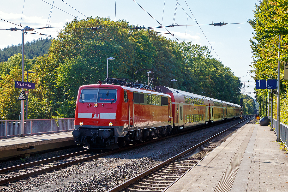 
Die 111 113-7 (91 80 6111 113-7 D-DB) der DB Regio NRW erreicht am 01.09.2018 mit dem RE 9 (rsx - Rhein-Sieg-Express) Aachen - Köln - Siegen den Bahnhof Schladern (Sieg).