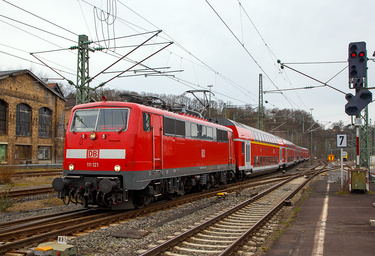 Die 111 121-0 (91 80 6111 121-0 D-DB) der DB Regio NRW erreicht am 30.03.2018, mit dem RE 9 (rsx - Rhein-Sieg-Express) Aachen - Kln - Siegen, den Bahnhof Betzdorf/Sieg.  