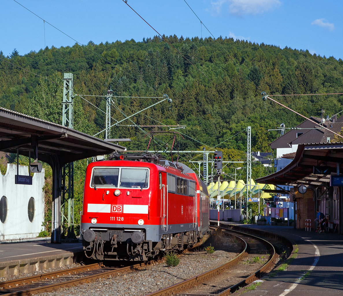 
Die 111 128-5 (91 80 6111 128-5 D-DB) fährt mit dem RE 9 (rsx - Rhein-Sieg-Express) Siegen - Köln - Aachen am 10.09.2015 in den Bahnhof Betzdorf/Sieg ein. 

Die Lok wurde 1979 von Krupp unter der Fabriknummer 5440 gebaut, der elektrische Teil wurde von AEG unter der Fabriknummer 8982 geliefert.